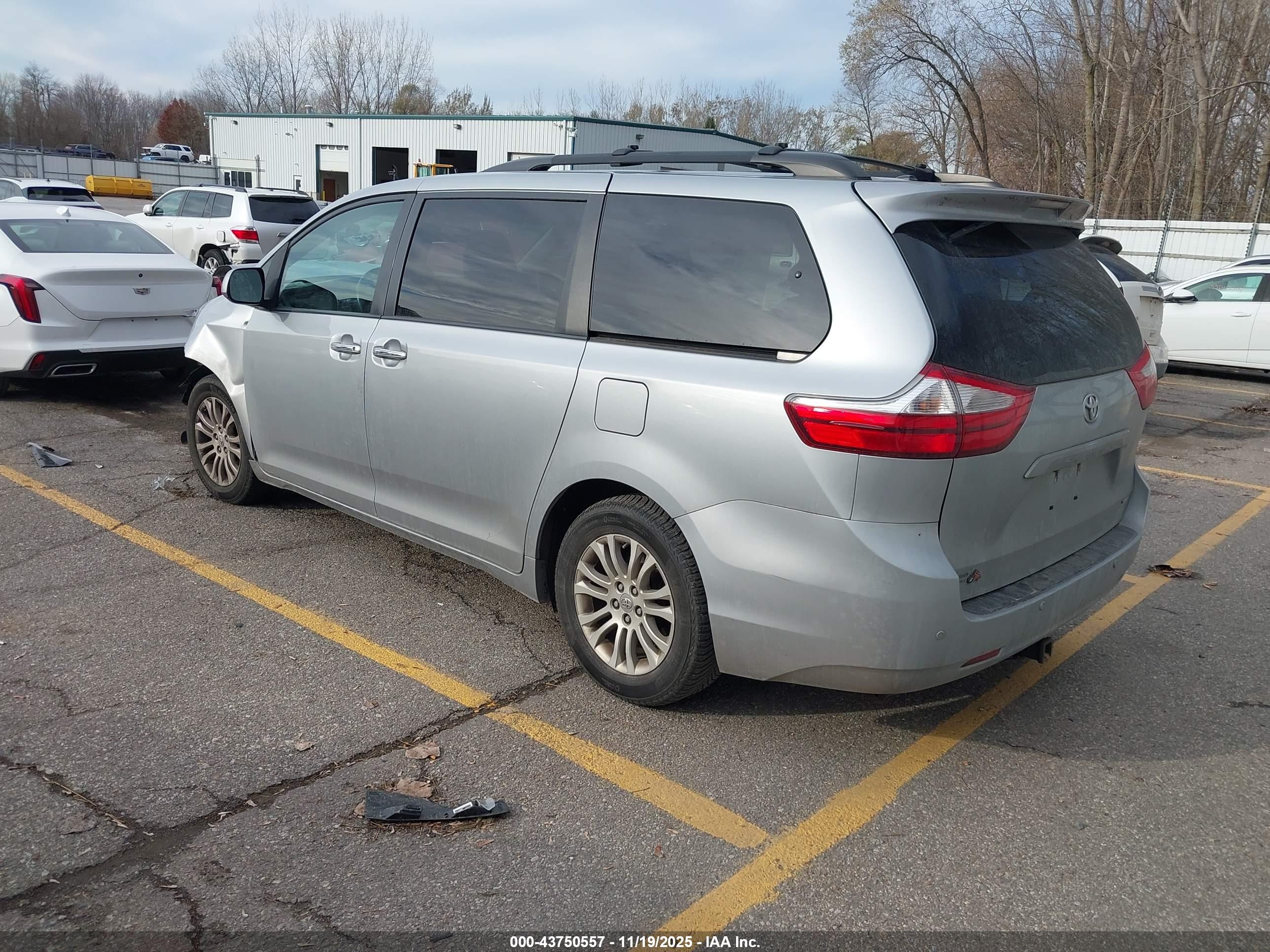 TOYOTA SIENNA image 3
