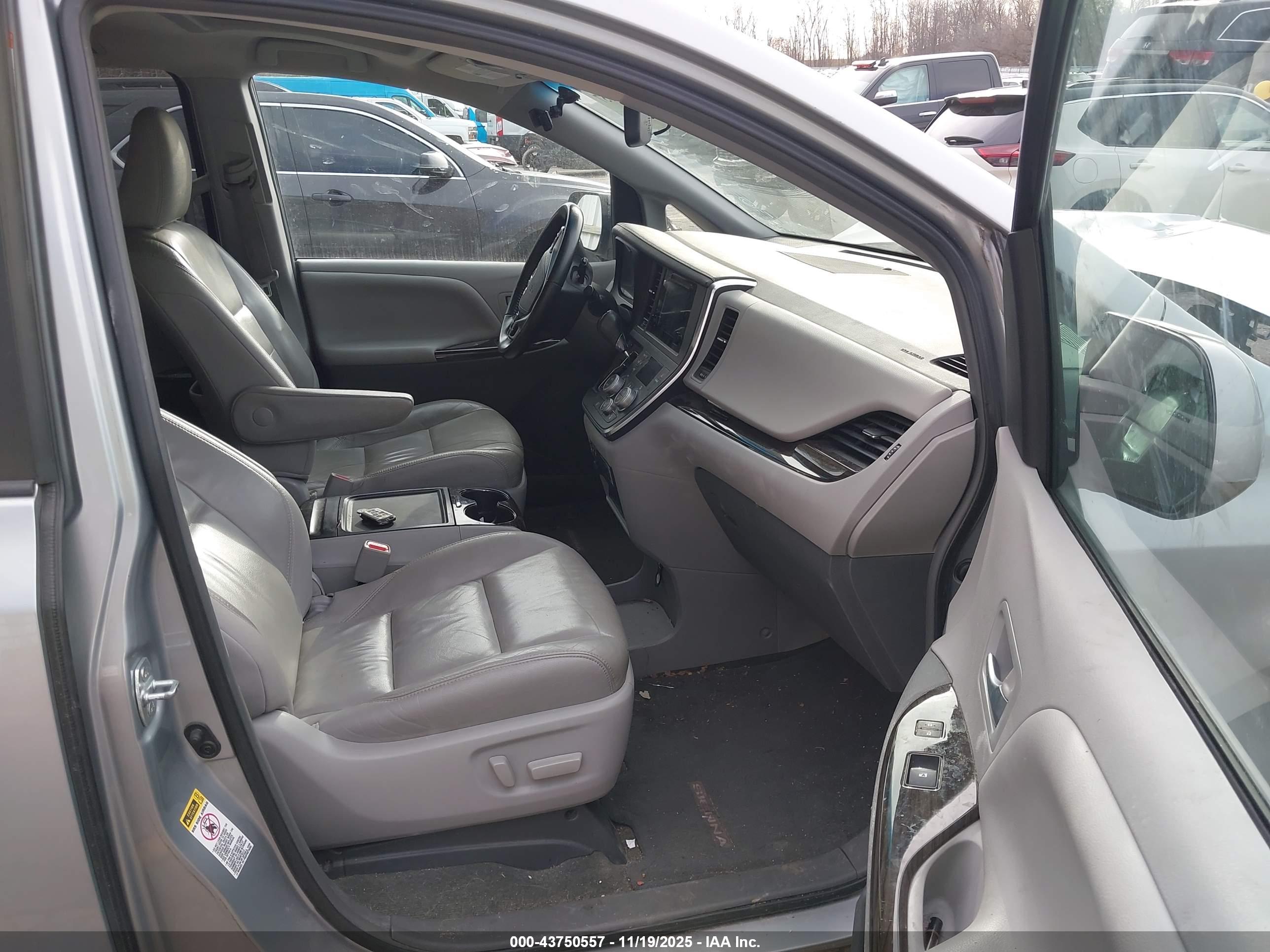 TOYOTA SIENNA image 5