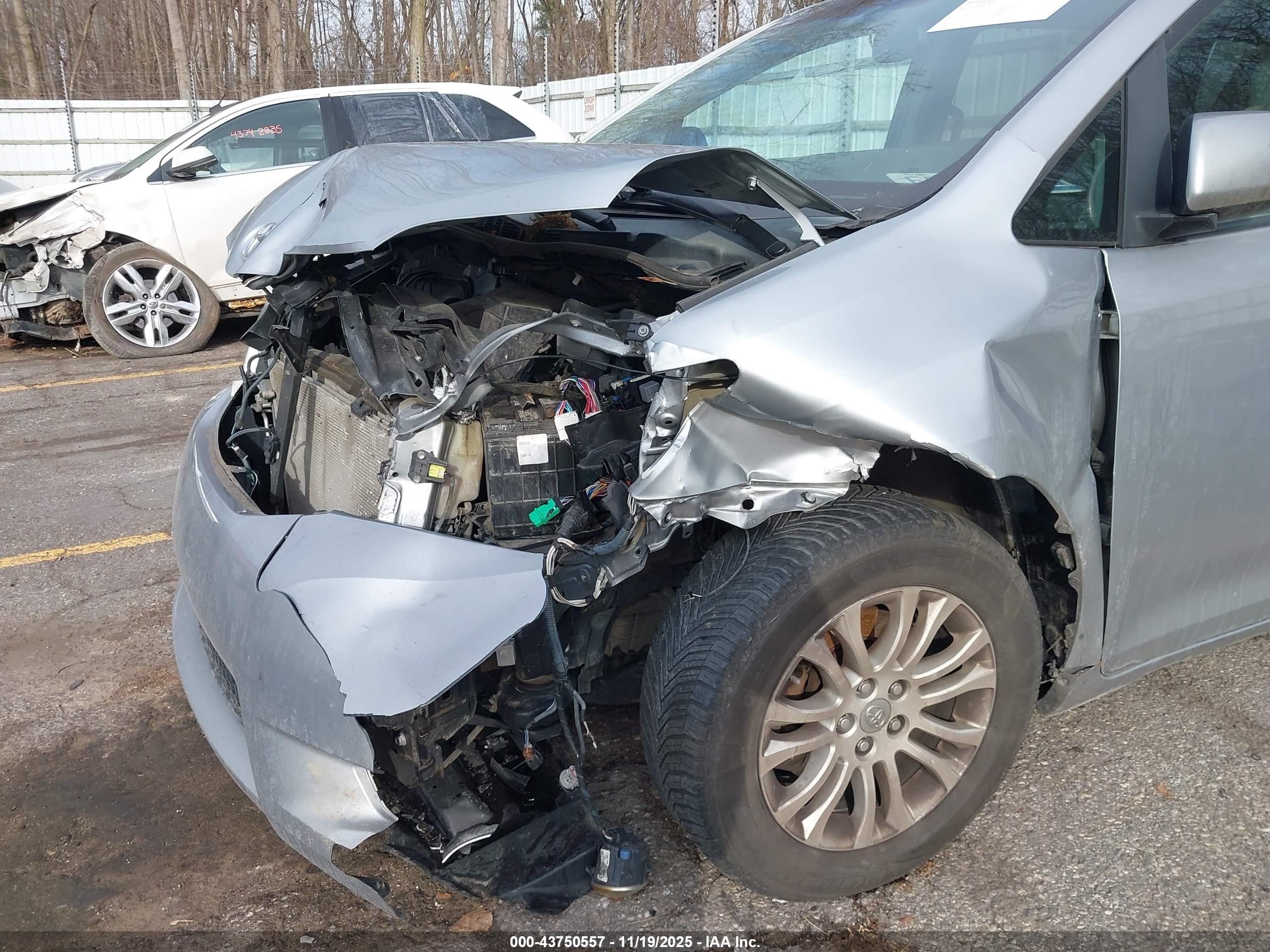 TOYOTA SIENNA image 6