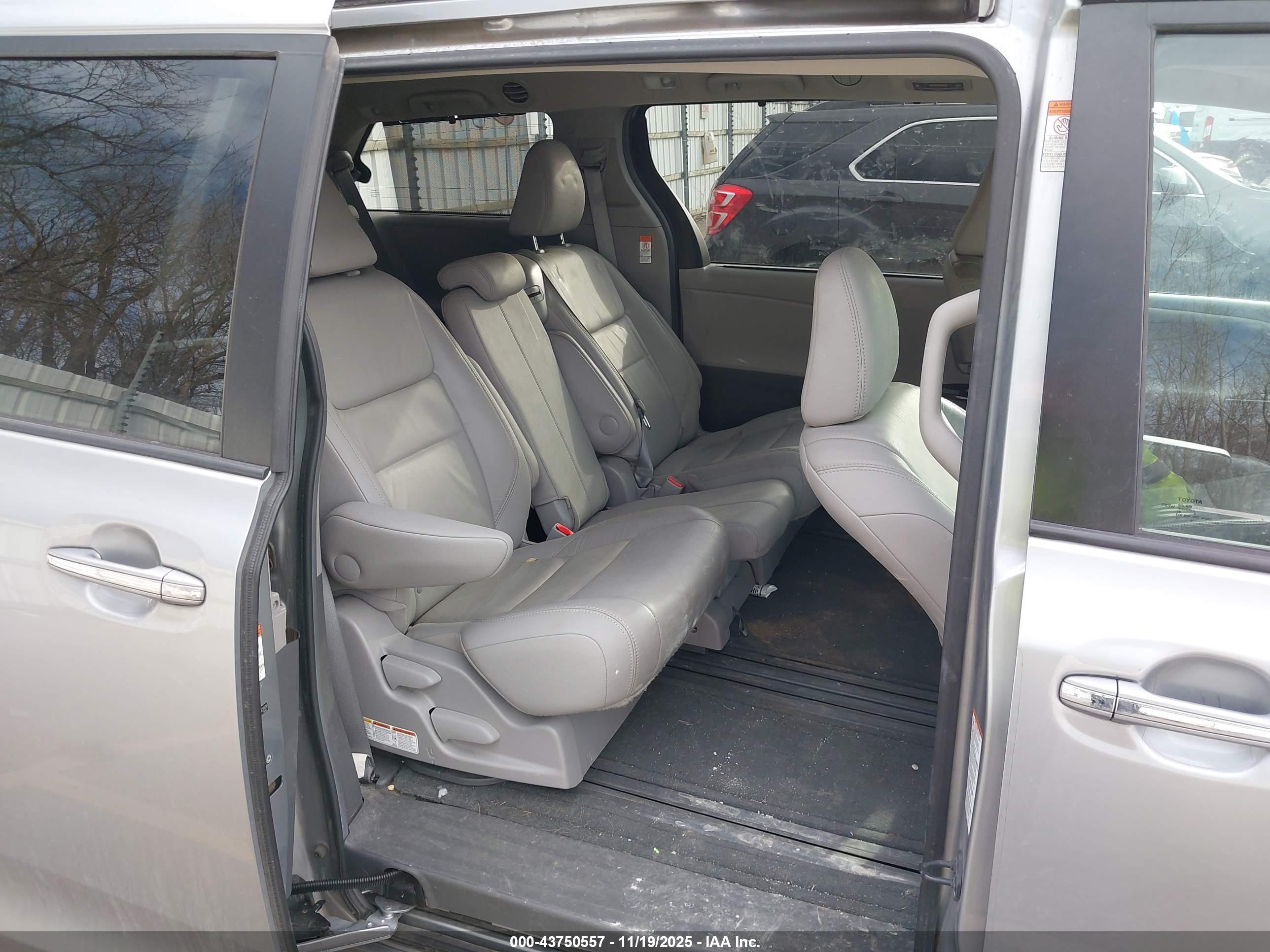 TOYOTA SIENNA image 8