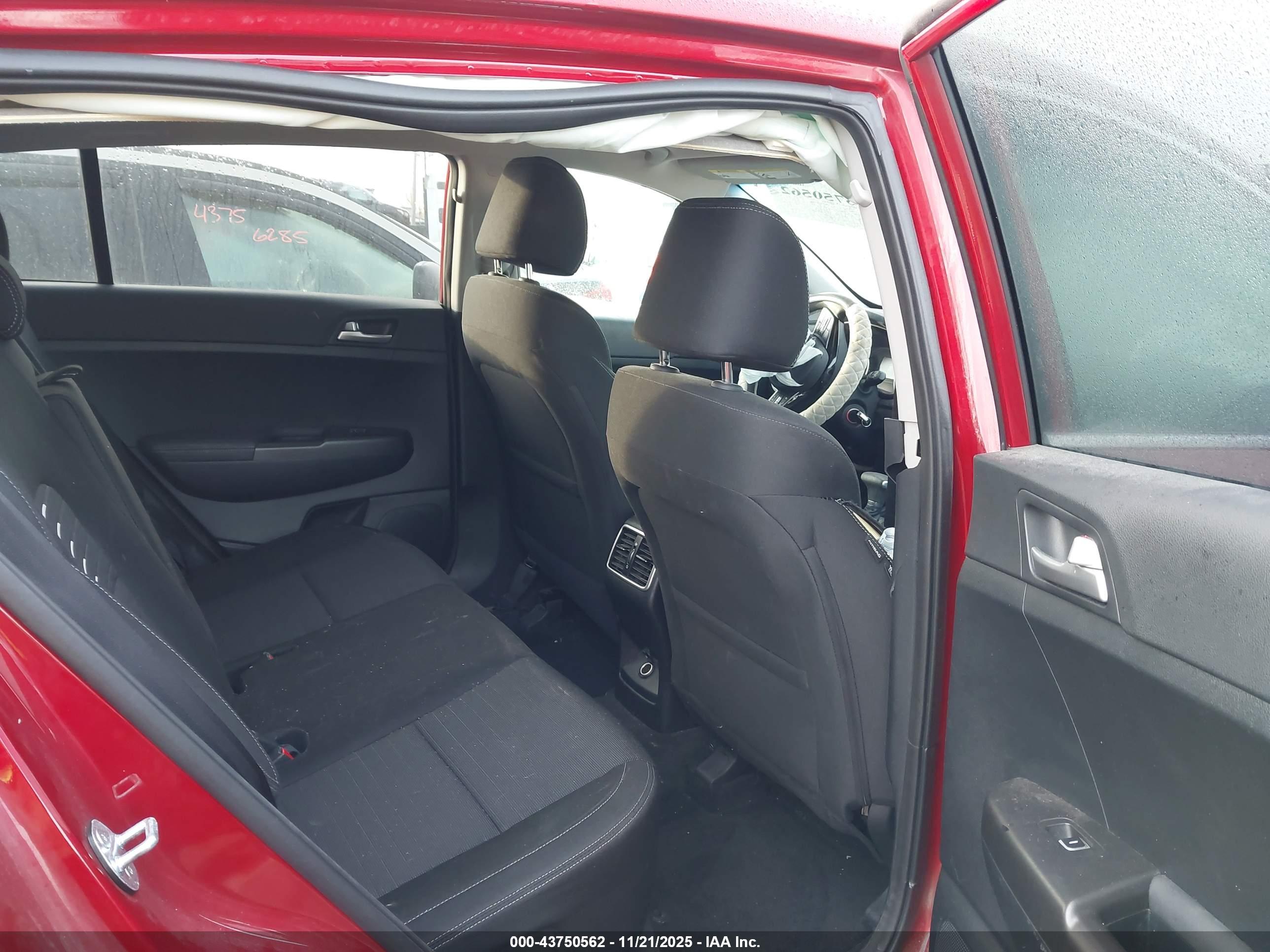 KIA SPORTAGE image 8