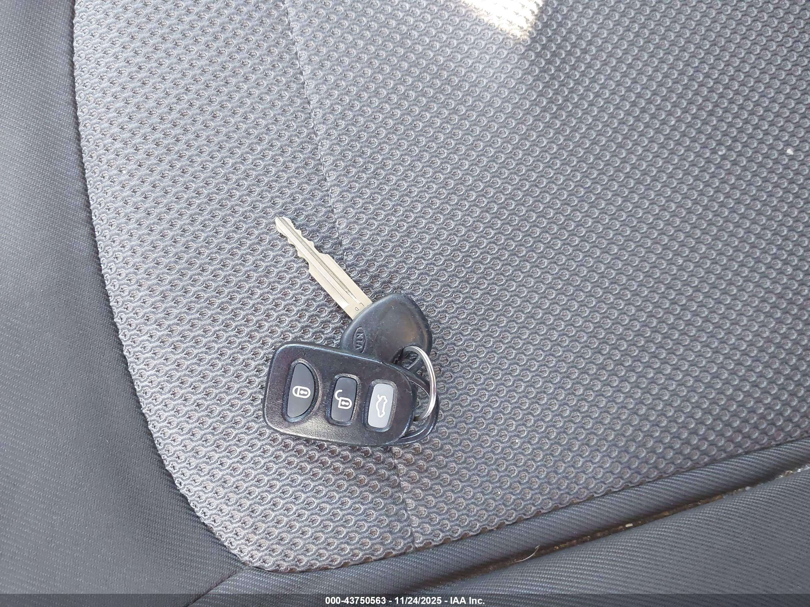 KIA SPECTRA image 11
