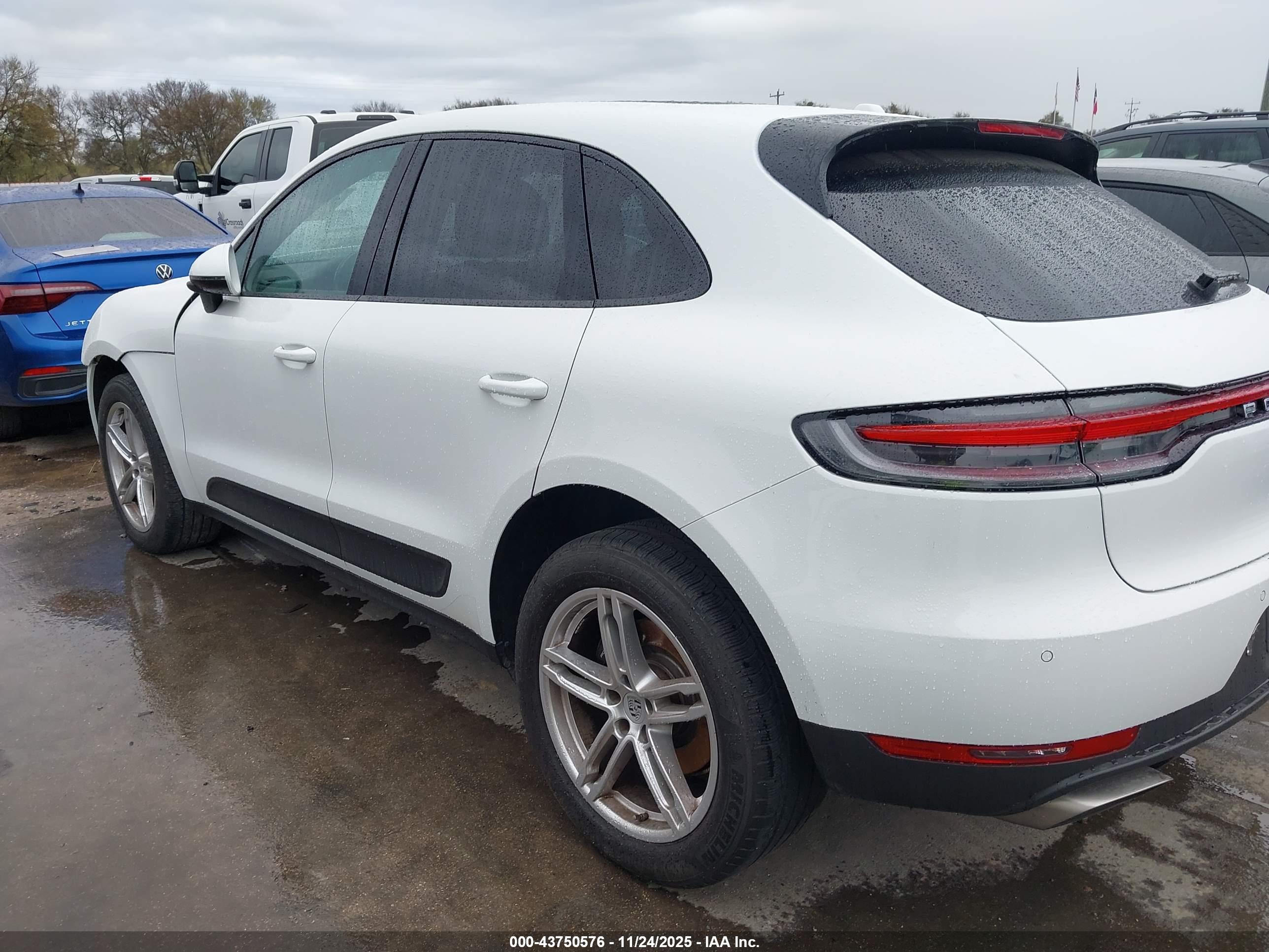 PORSCHE MACAN image 3