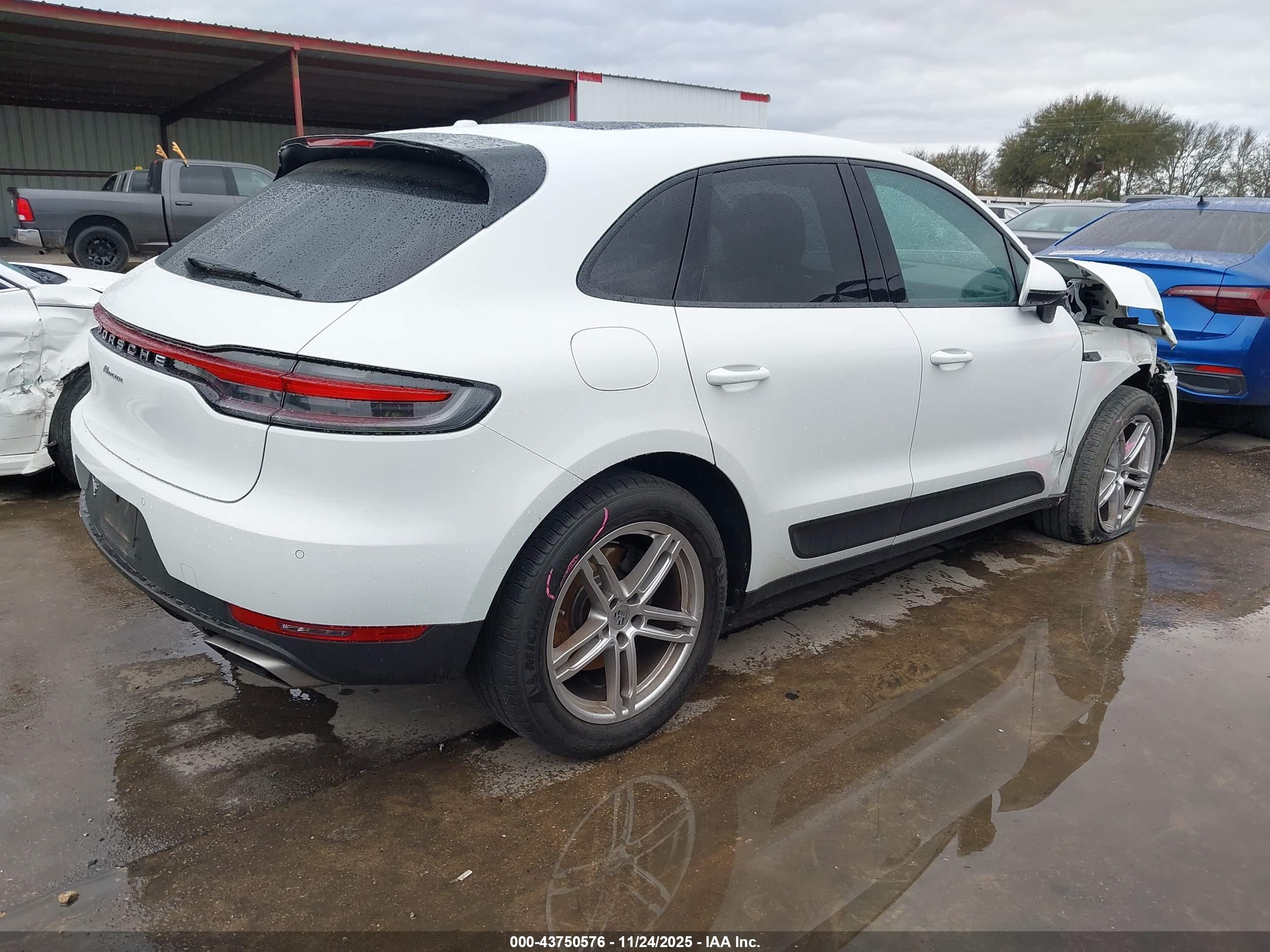 PORSCHE MACAN image 4