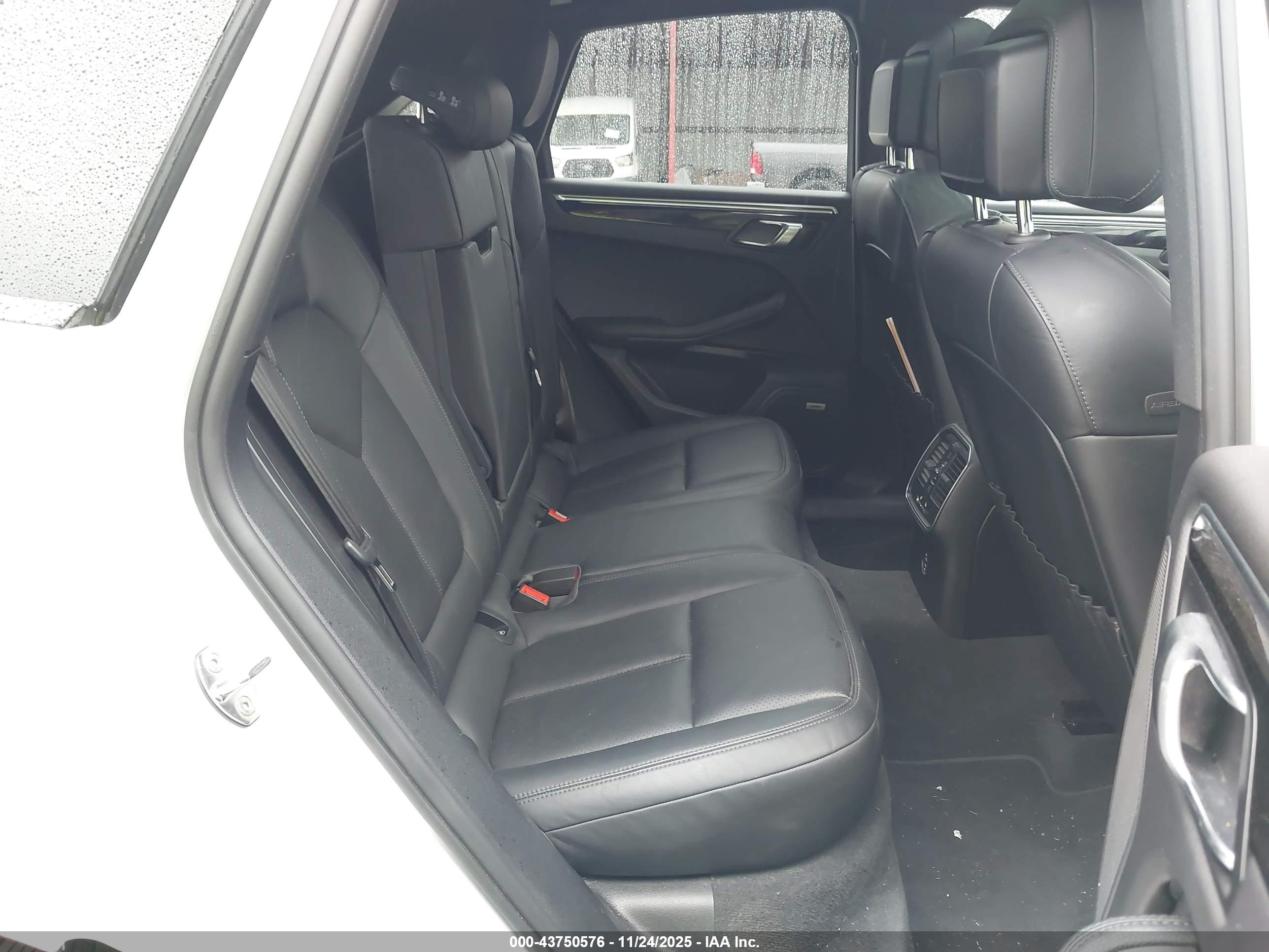 PORSCHE MACAN image 8