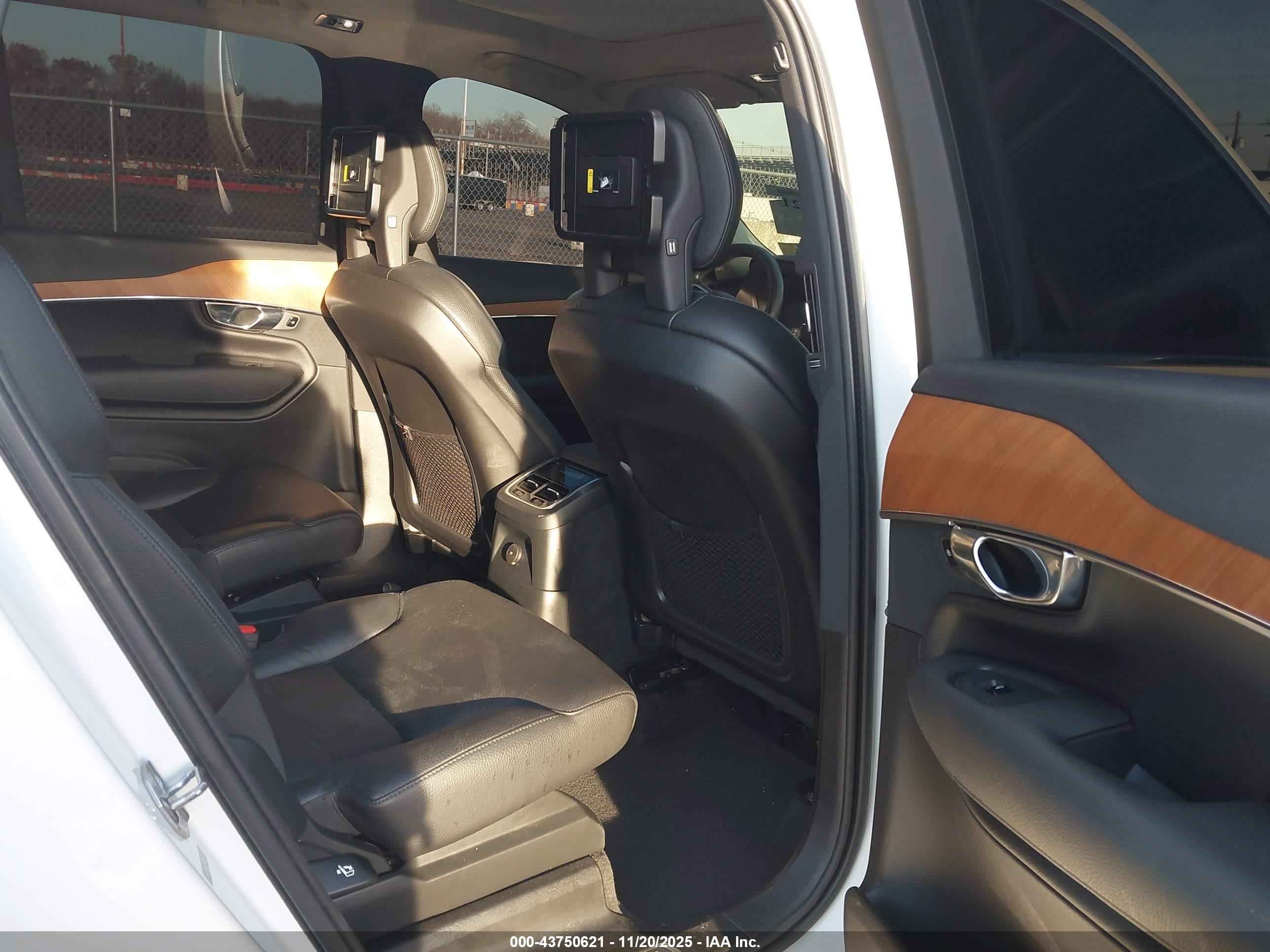 VOLVO XC90 image 8