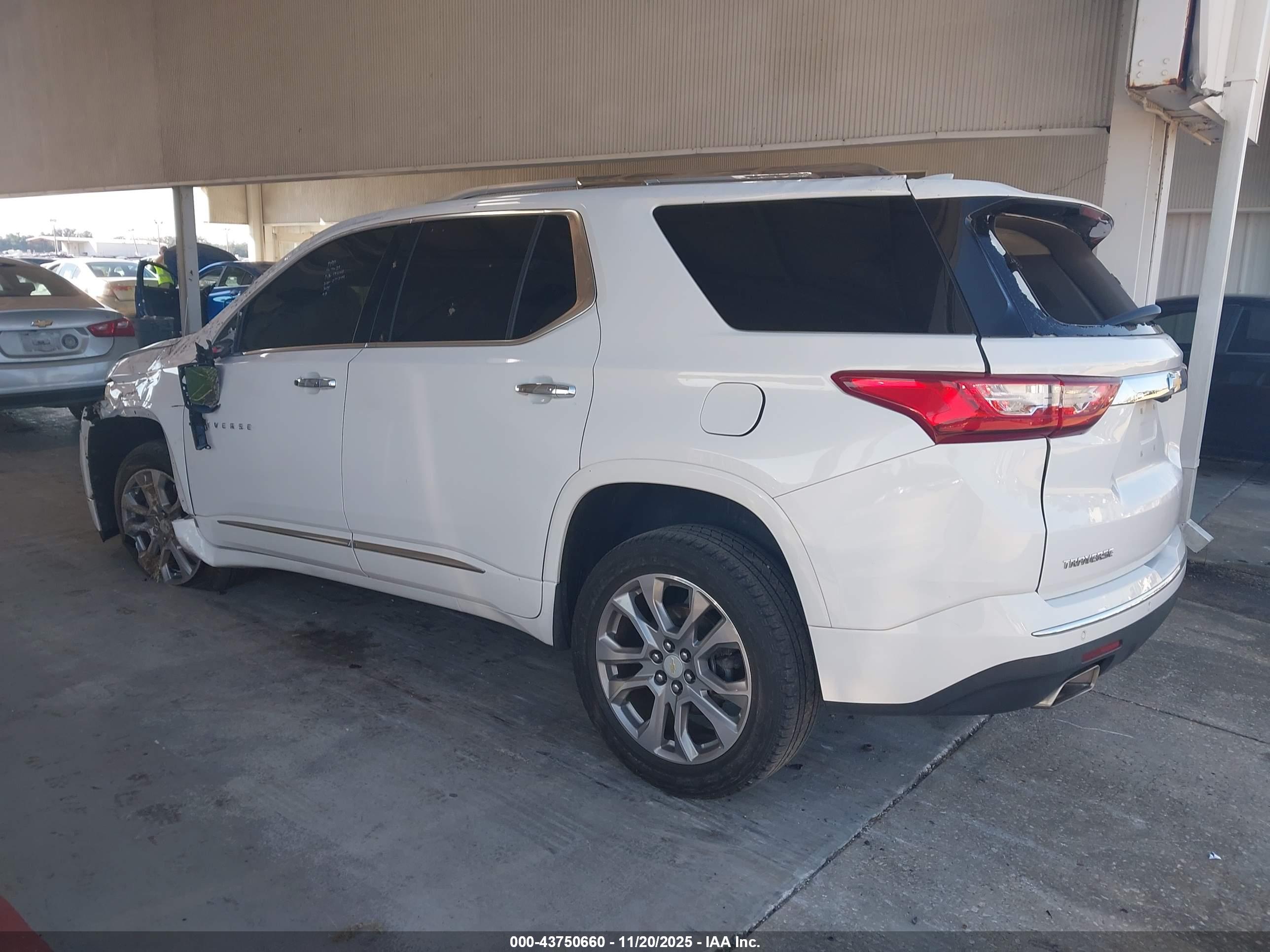 CHEVROLET TRAVERSE image 3