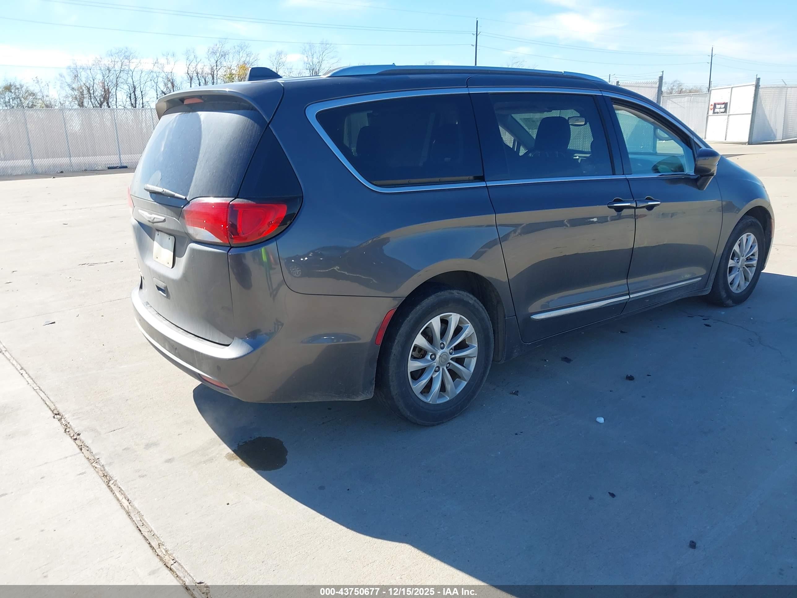 CHRYSLER PACIFICA image 4