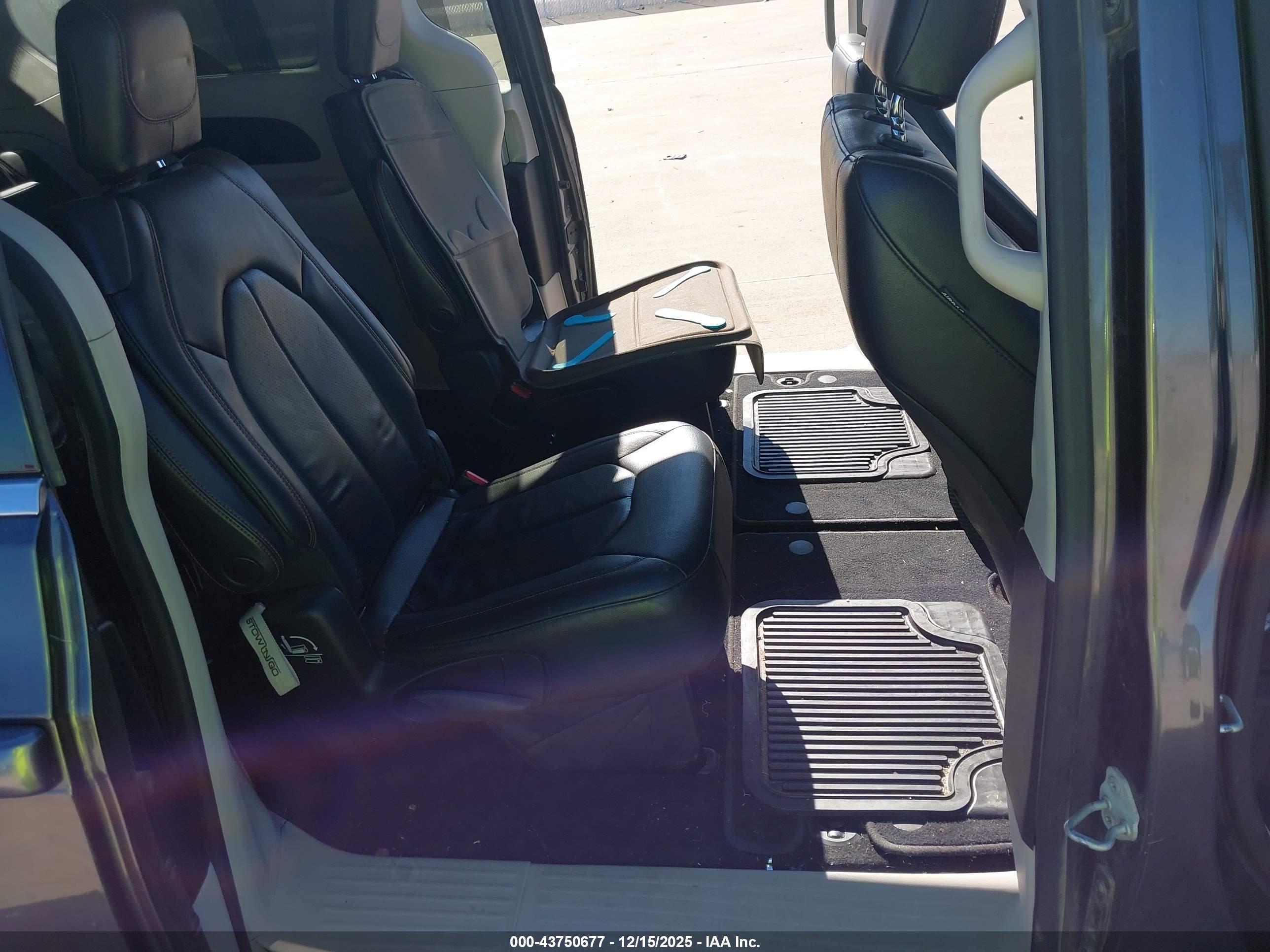 CHRYSLER PACIFICA image 8