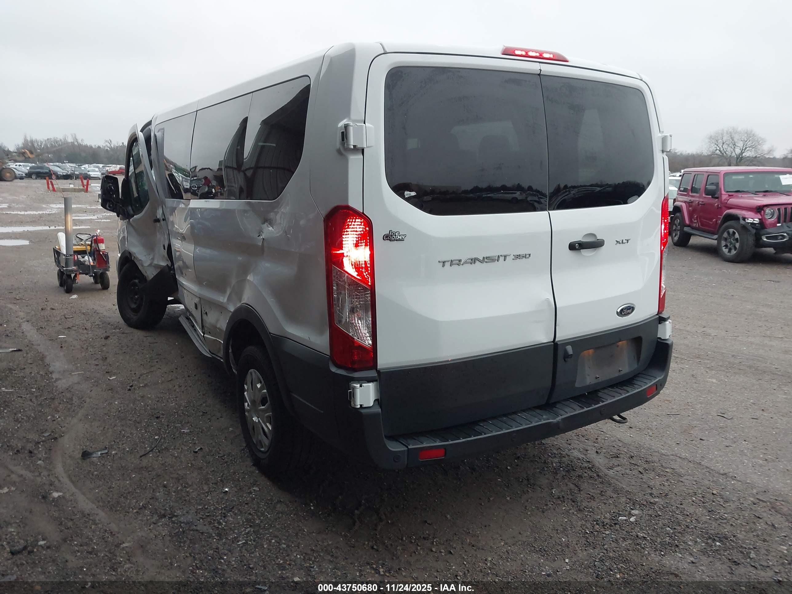 FORD TRANSIT-350 image 3