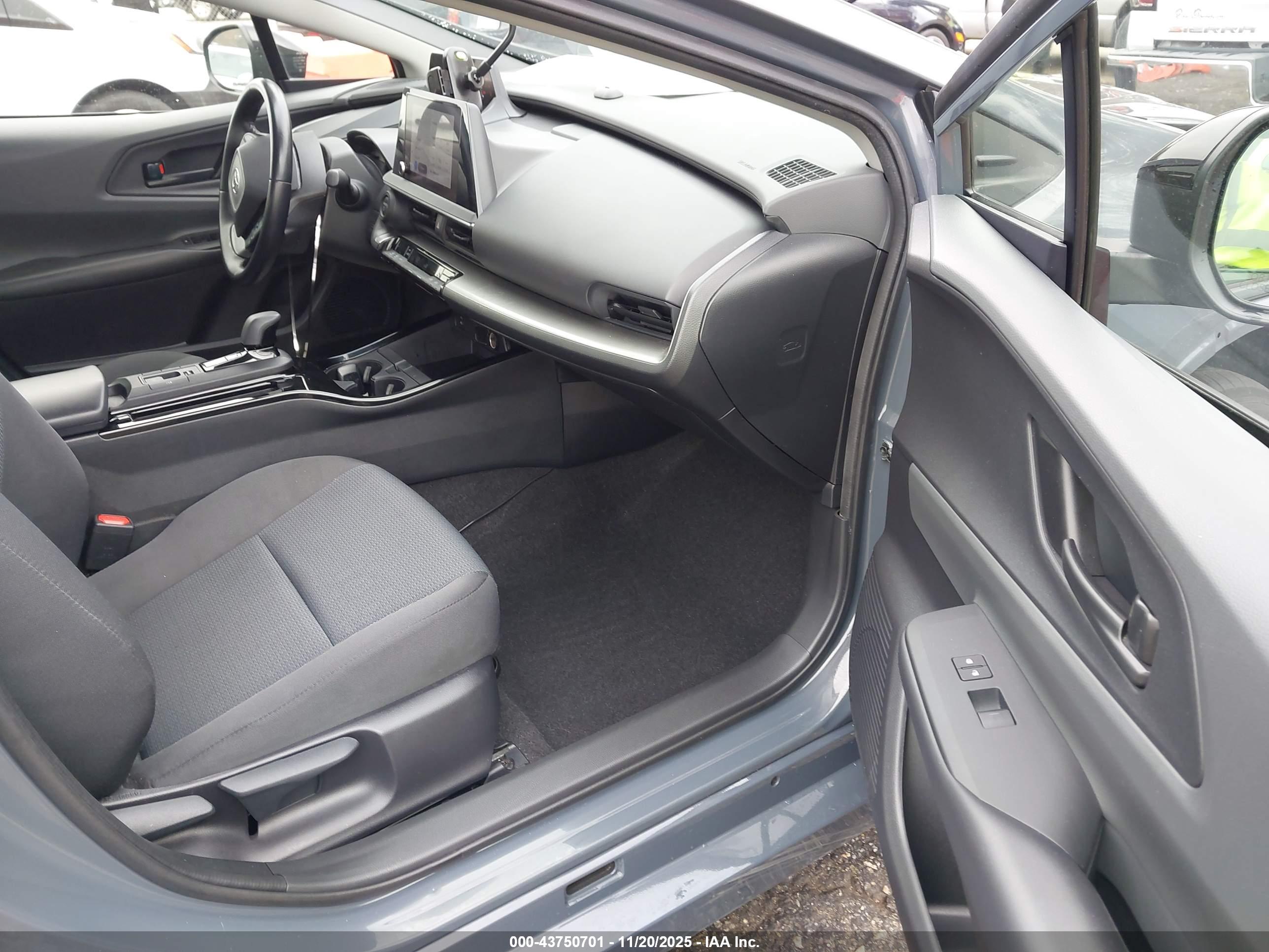 TOYOTA PRIUS image 5
