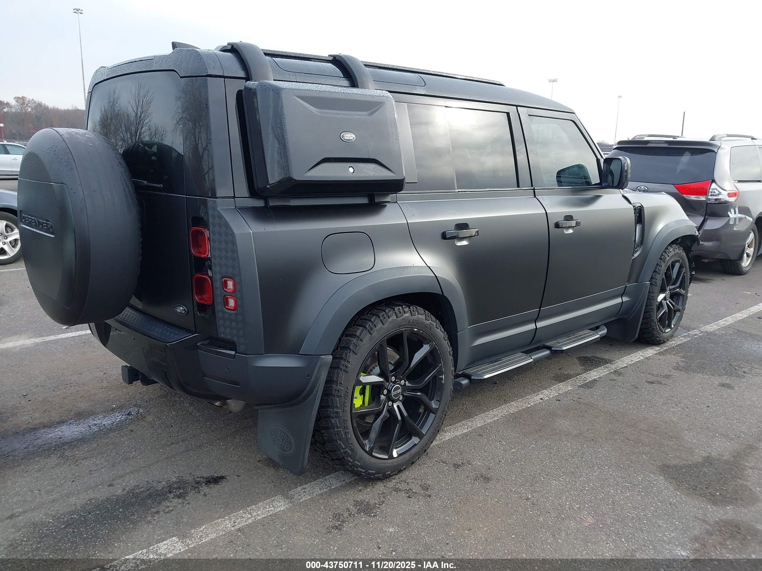 LAND ROVER image 4