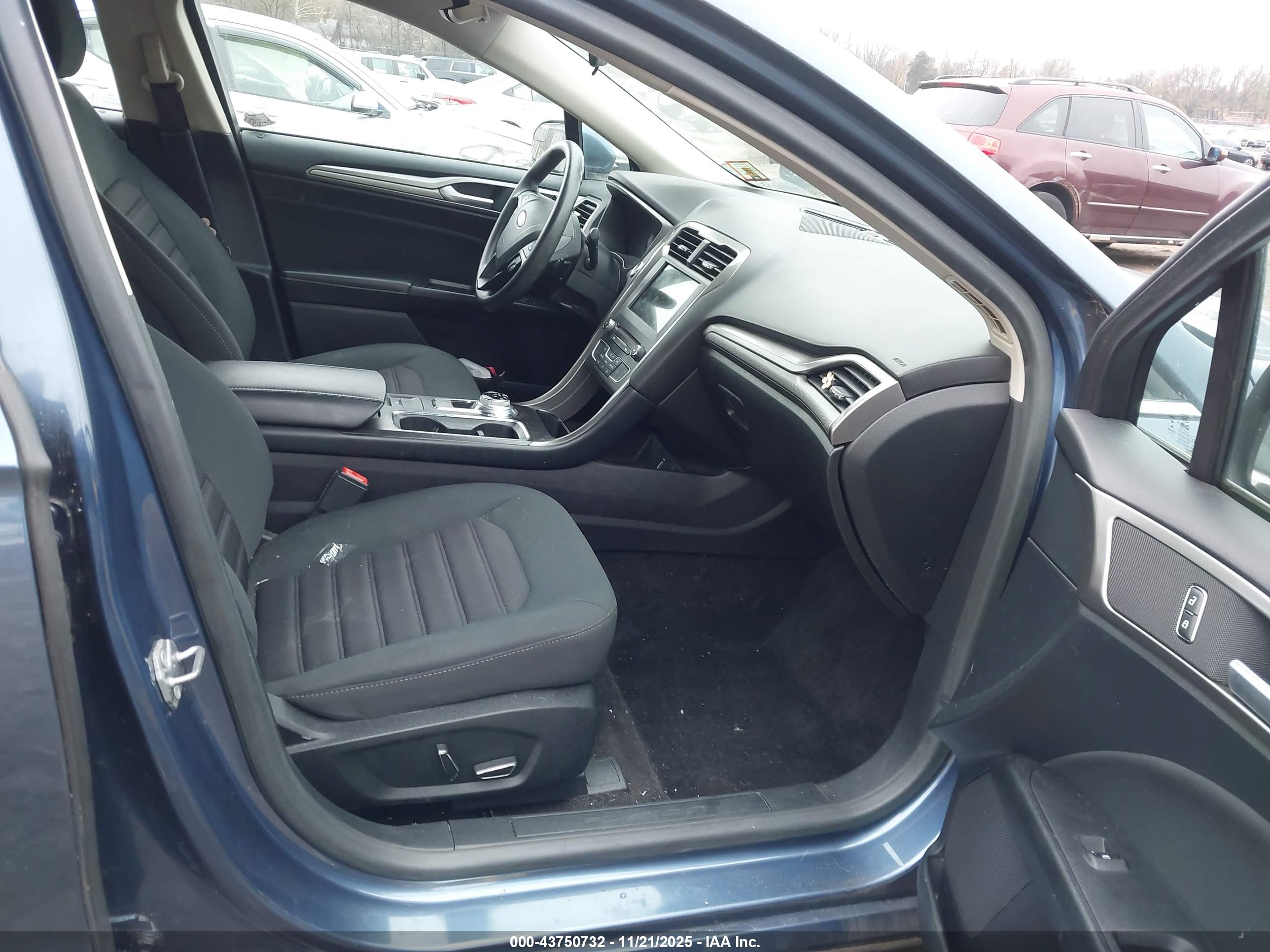 FORD FUSION image 5