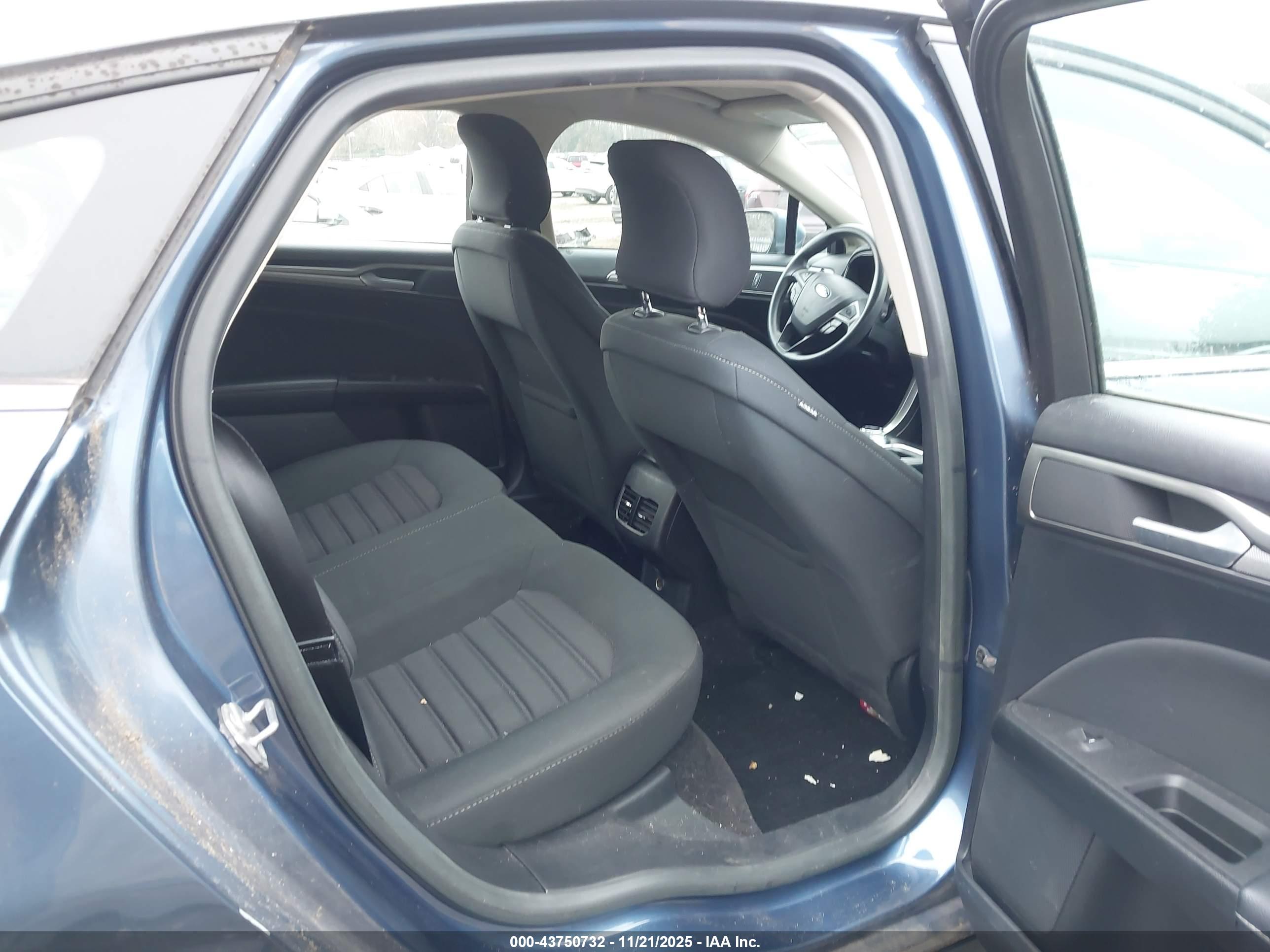 FORD FUSION image 8