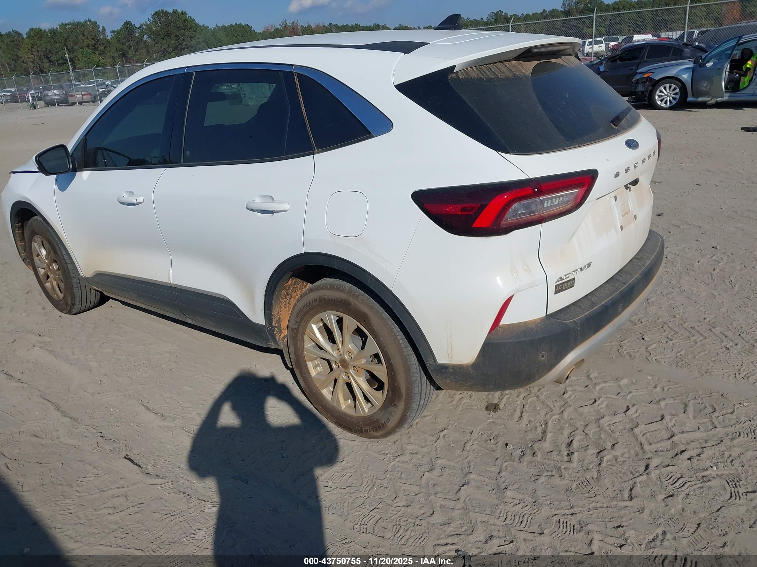 FORD ESCAPE image 3