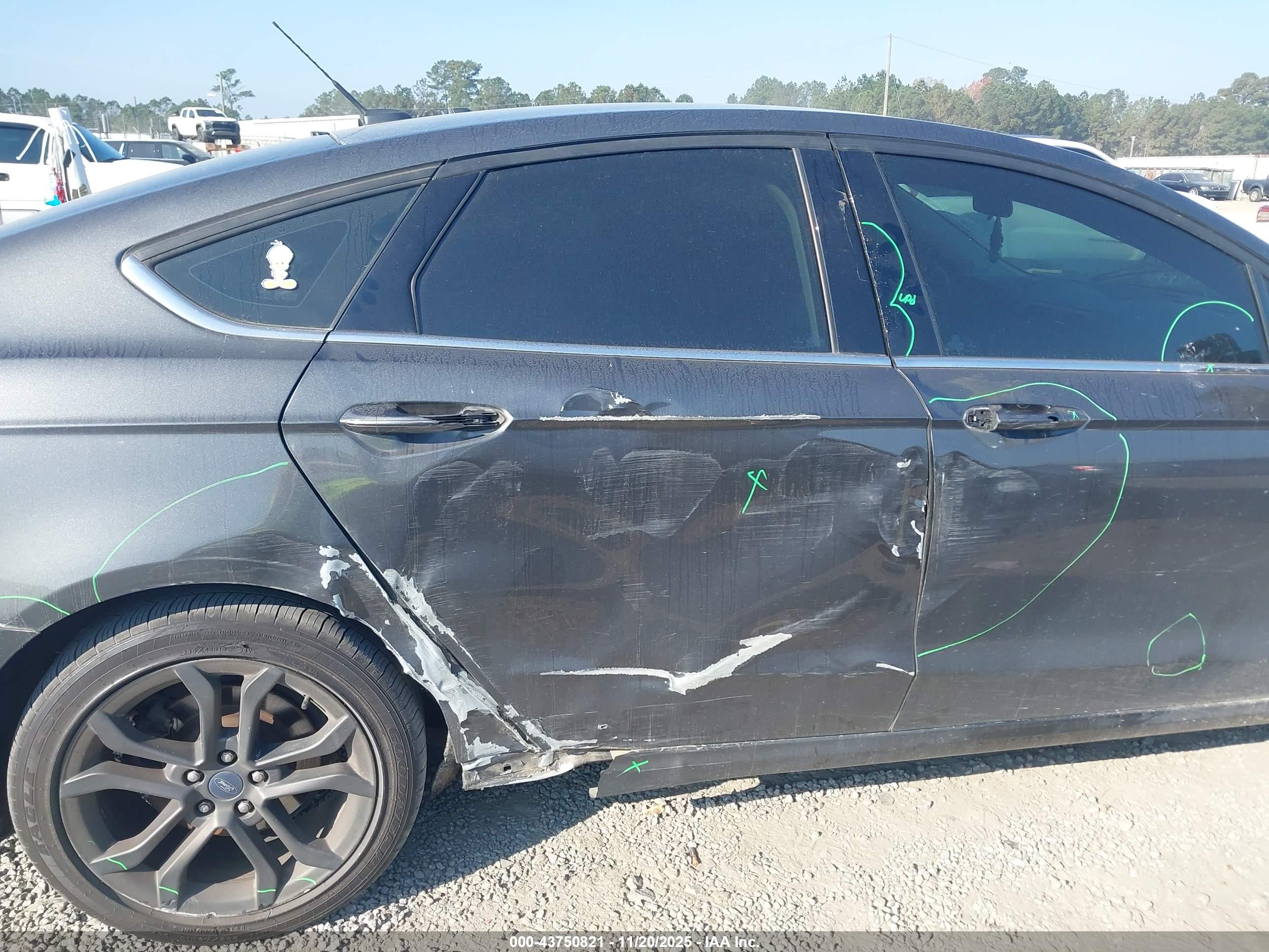 FORD FUSION image 6
