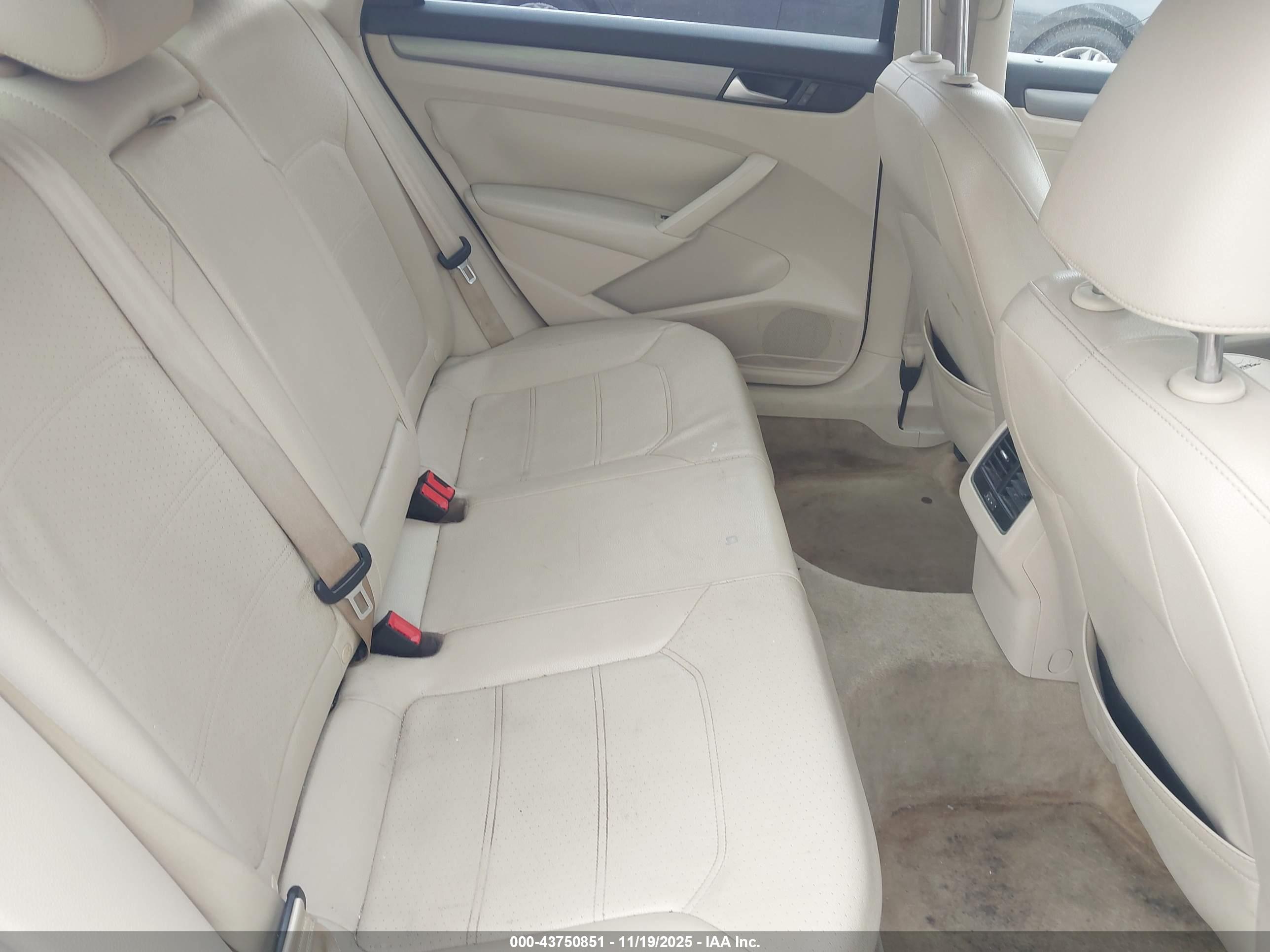 VOLKSWAGEN PASSAT image 8