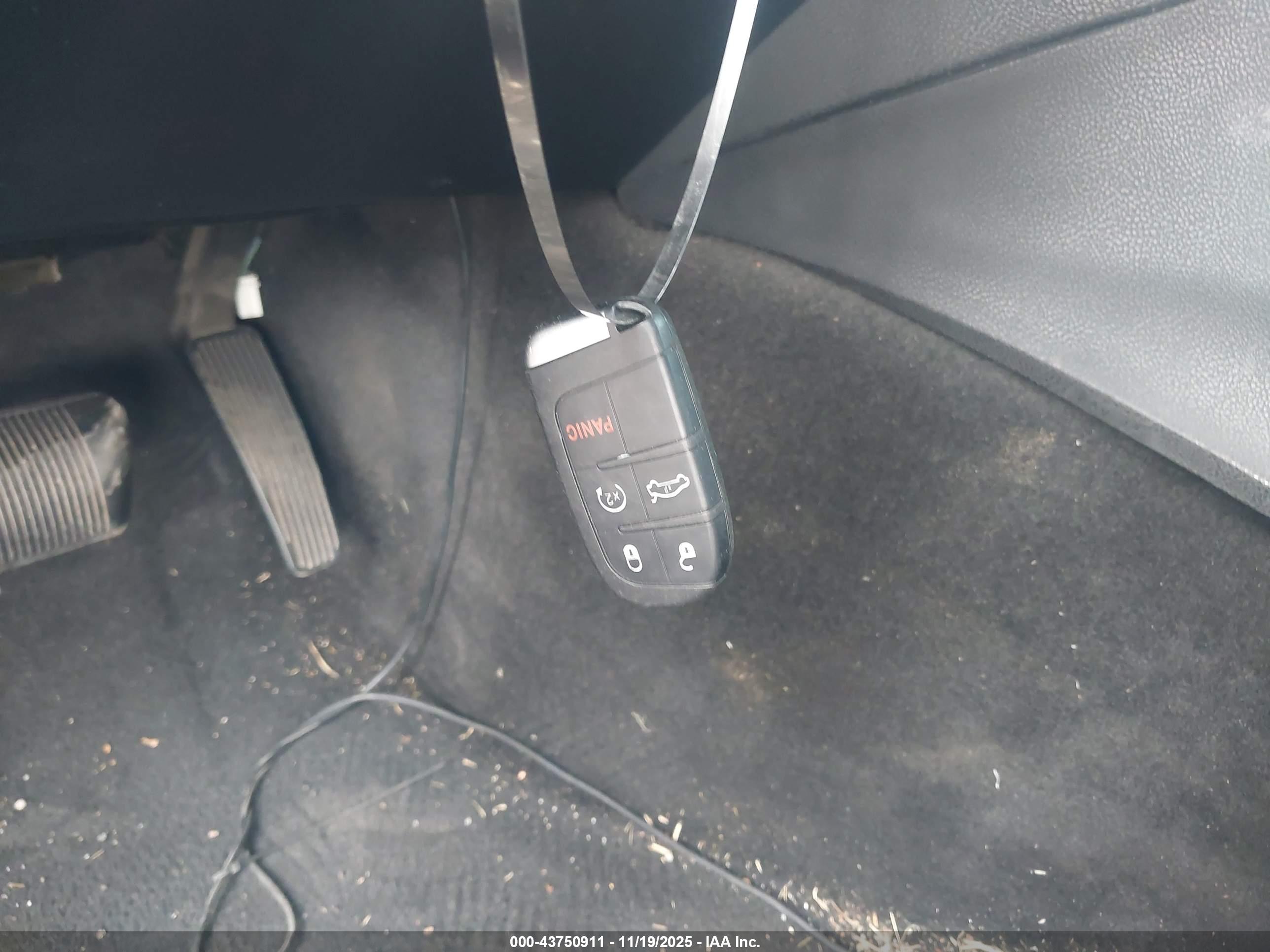 CHRYSLER 300 image 11