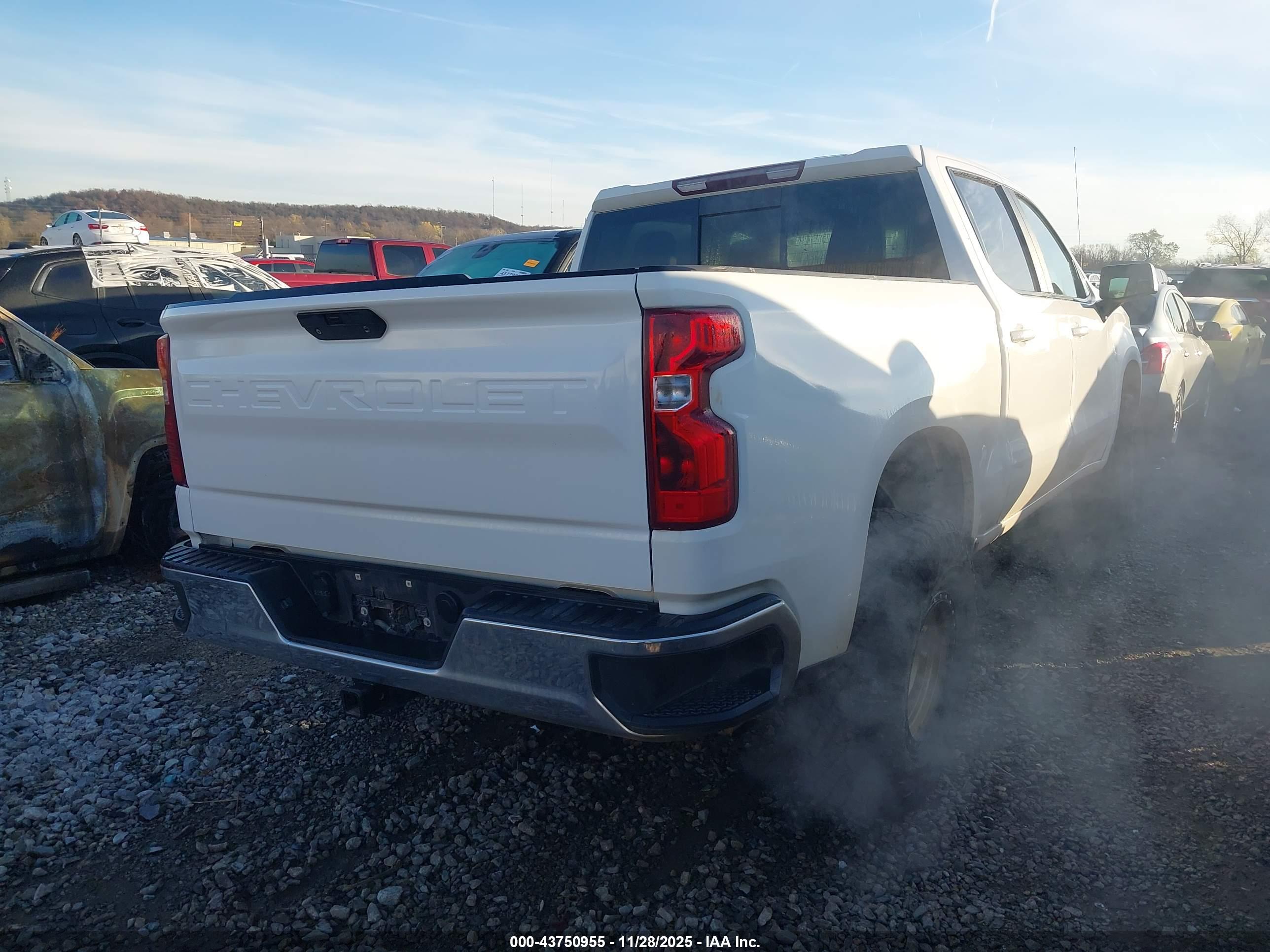 CHEVROLET SILVERADO image 4