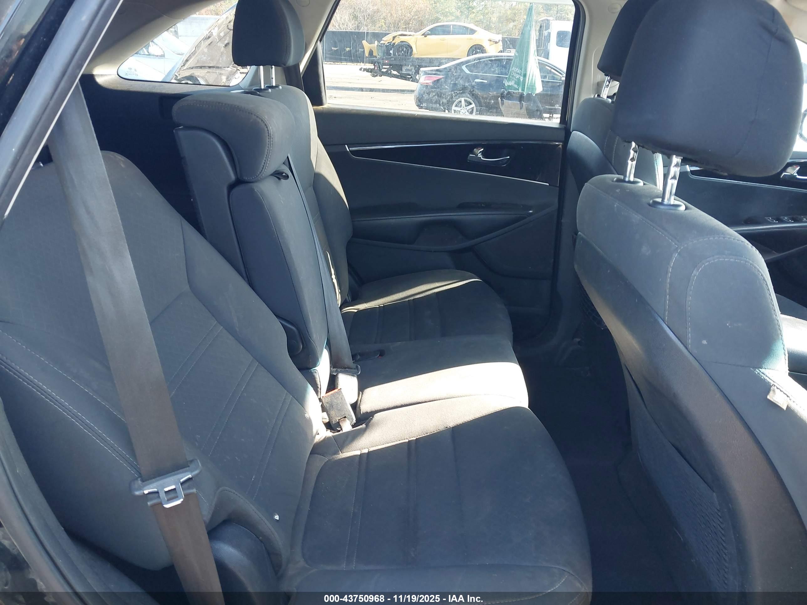 KIA SORENTO image 8