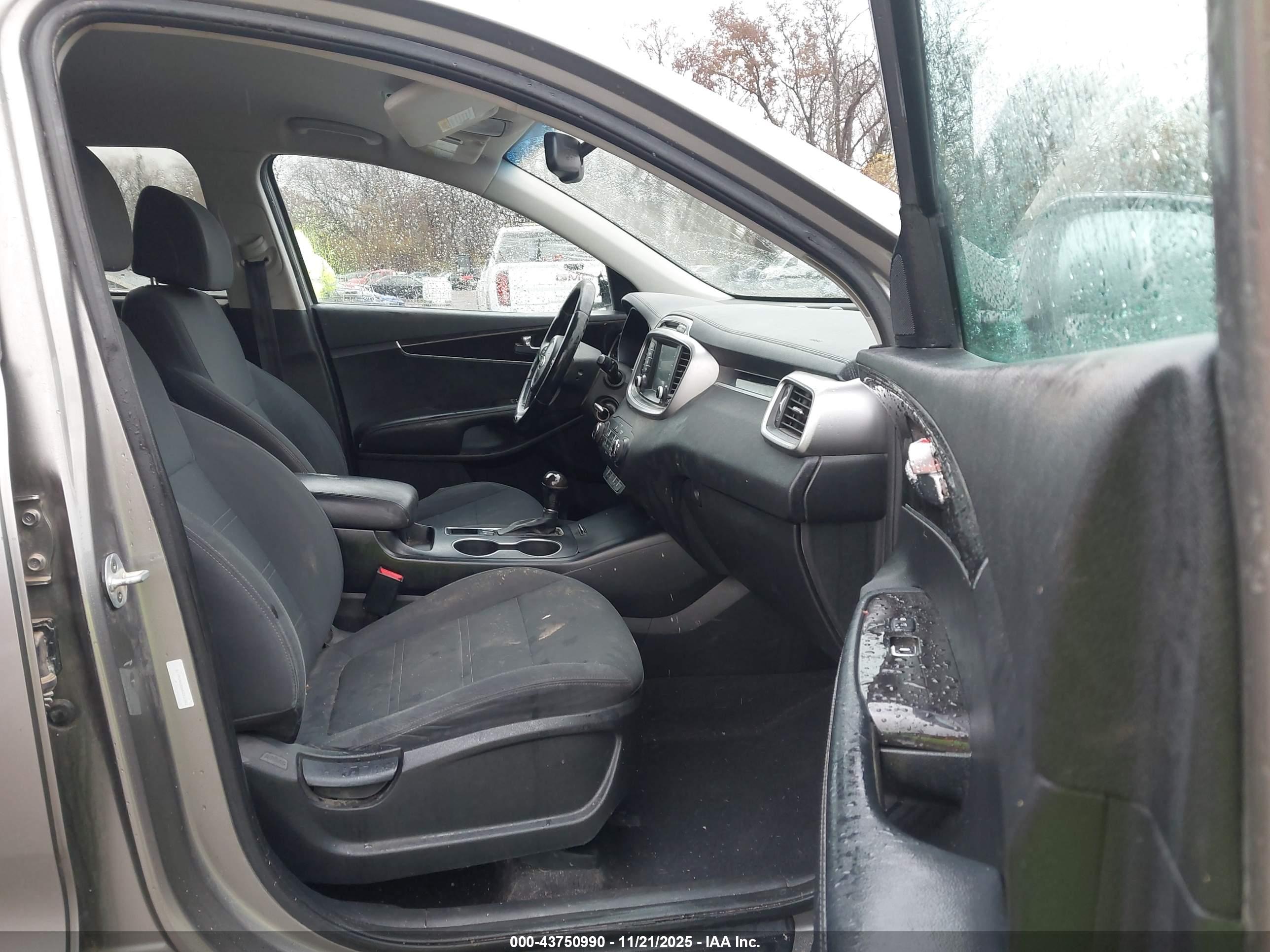 KIA SORENTO image 5