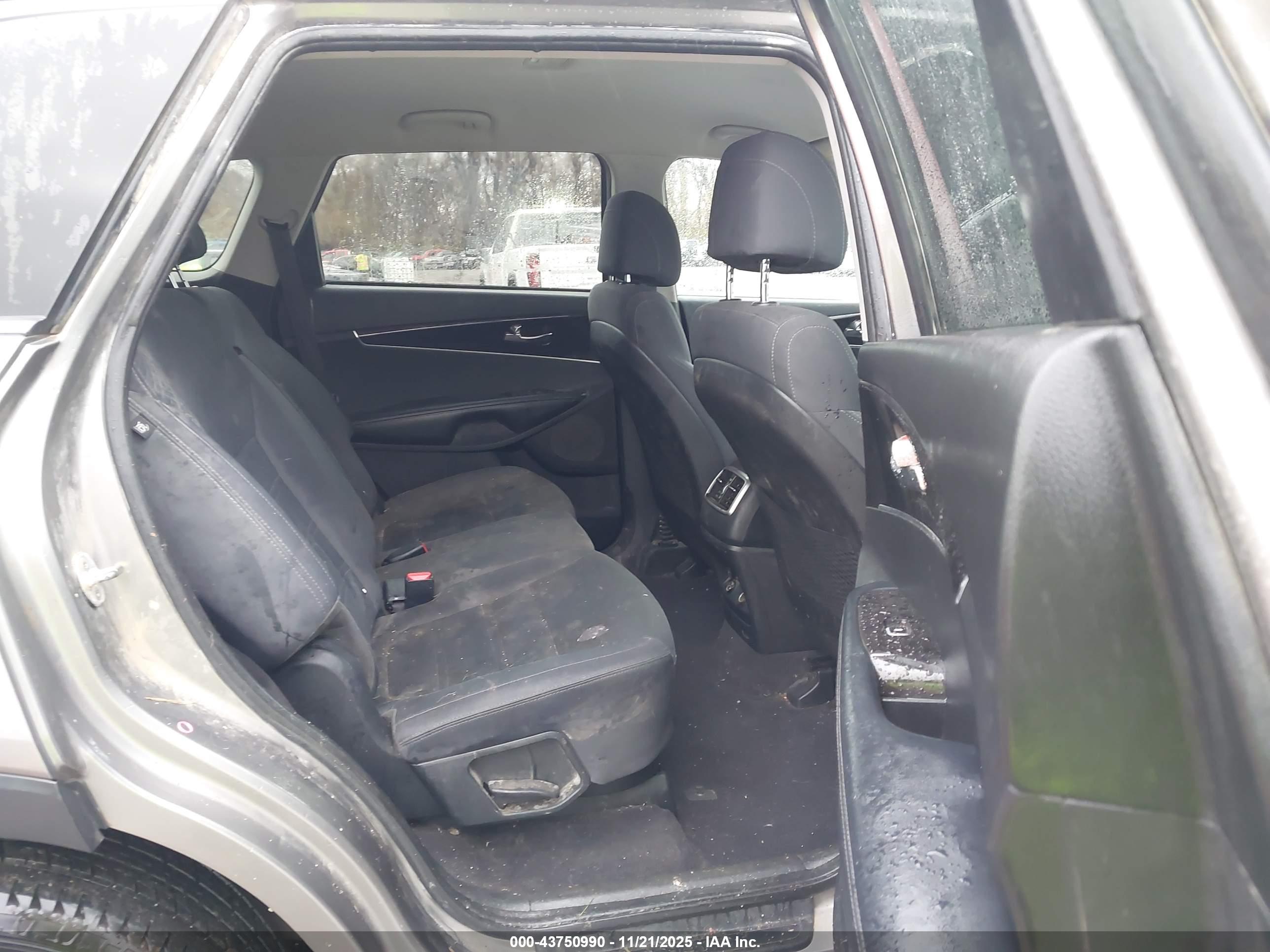 KIA SORENTO image 8