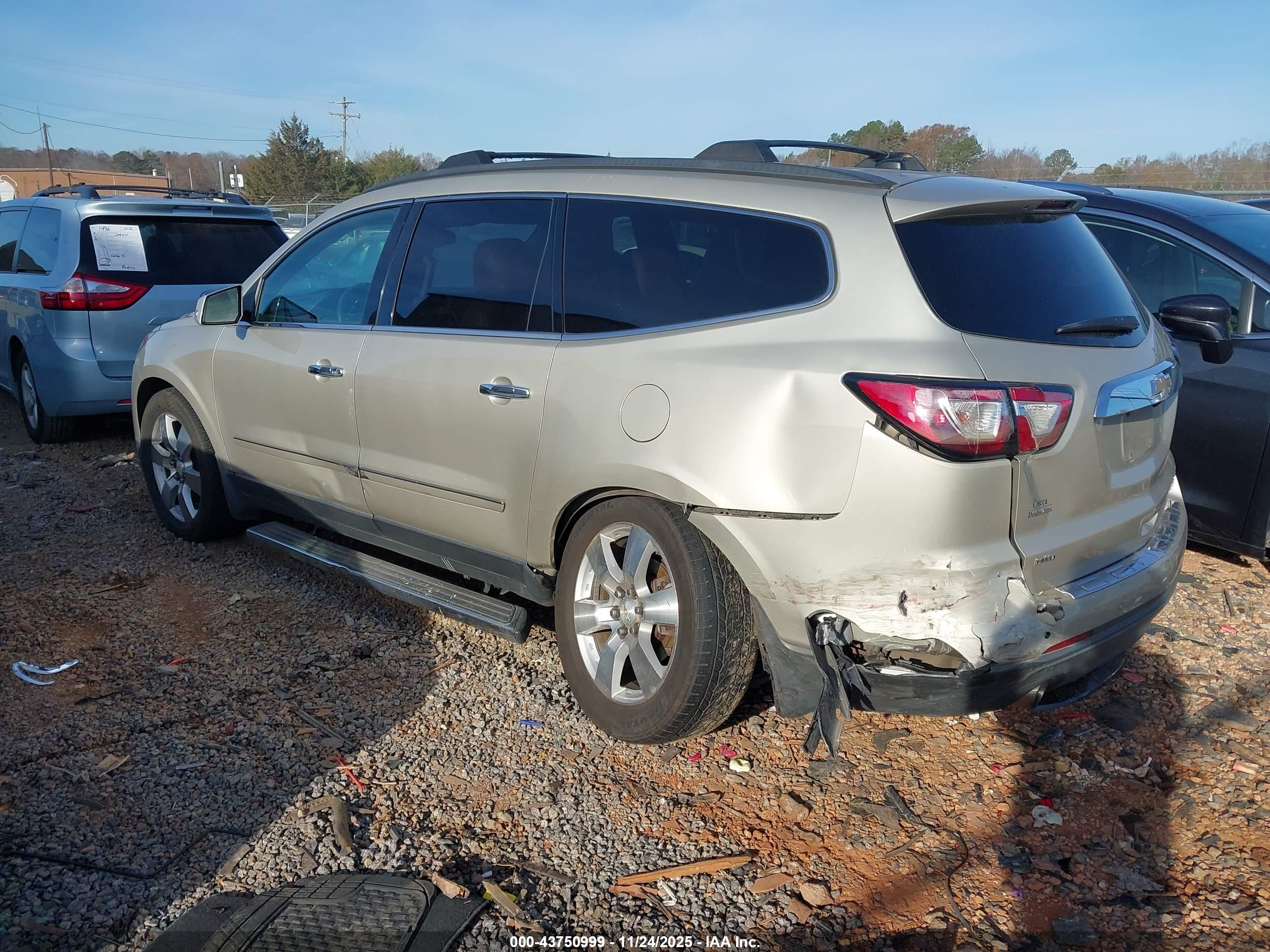 CHEVROLET TRAVERSE image 3