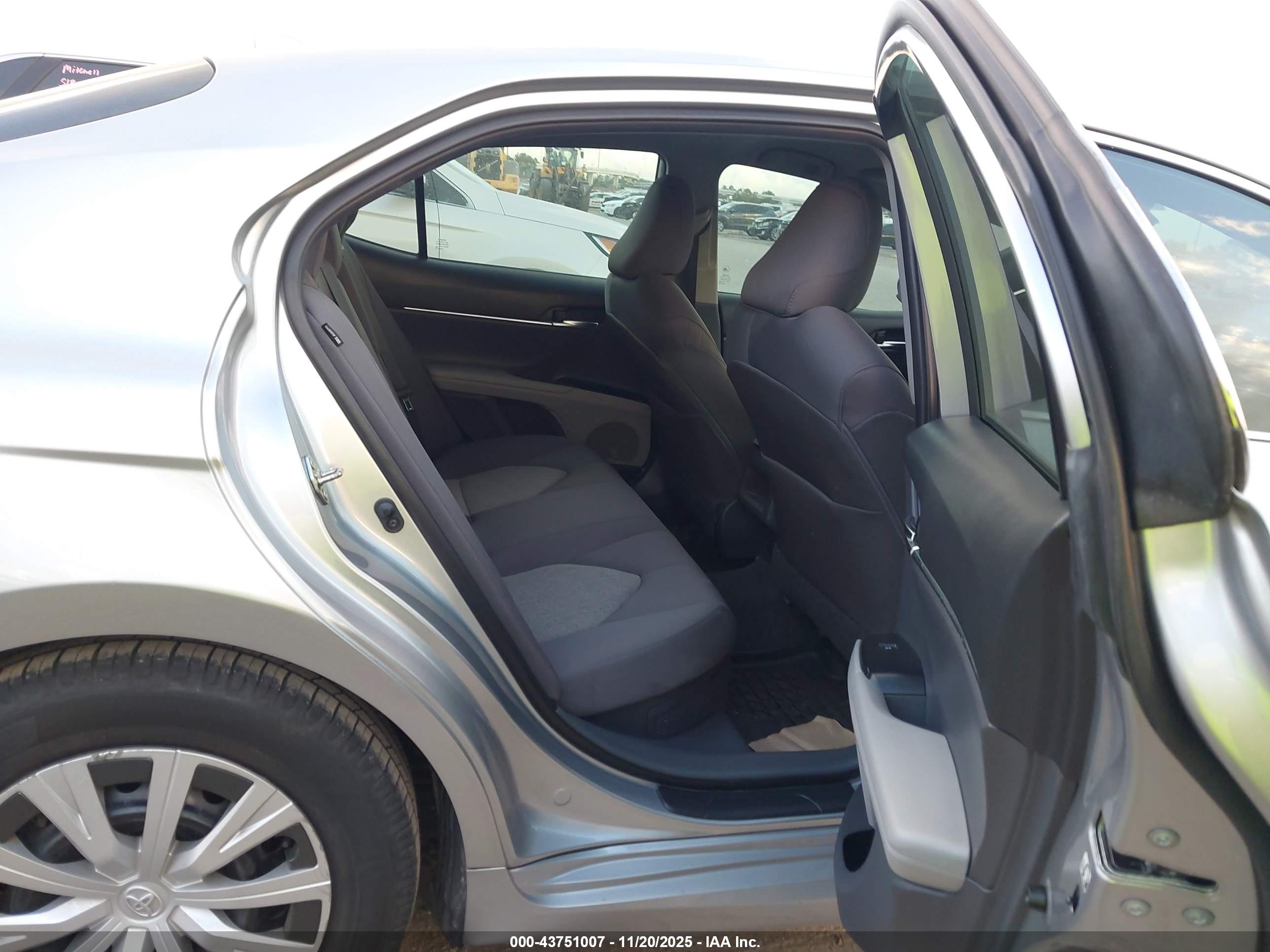 TOYOTA CAMRY image 8