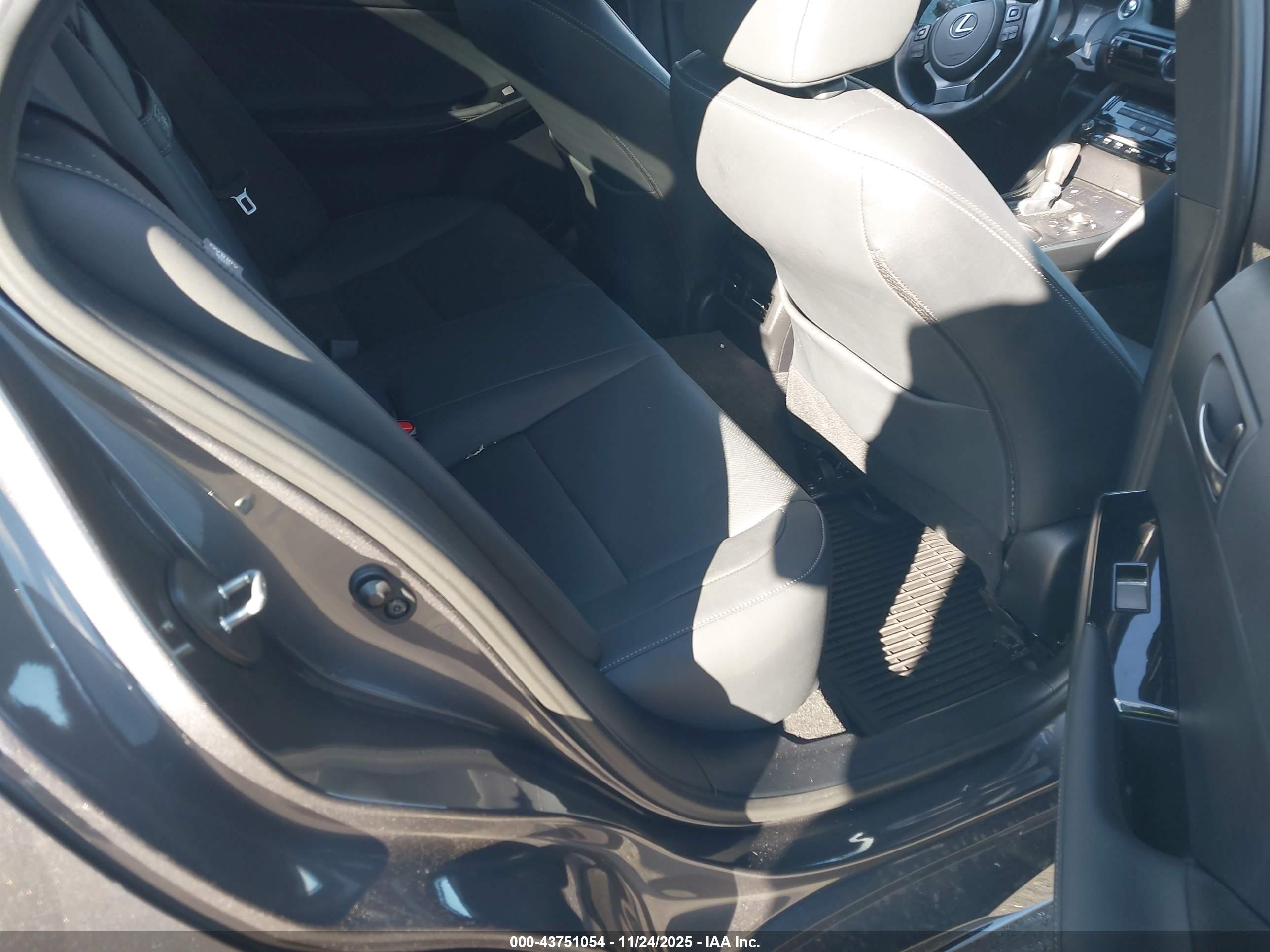 LEXUS IS image 8