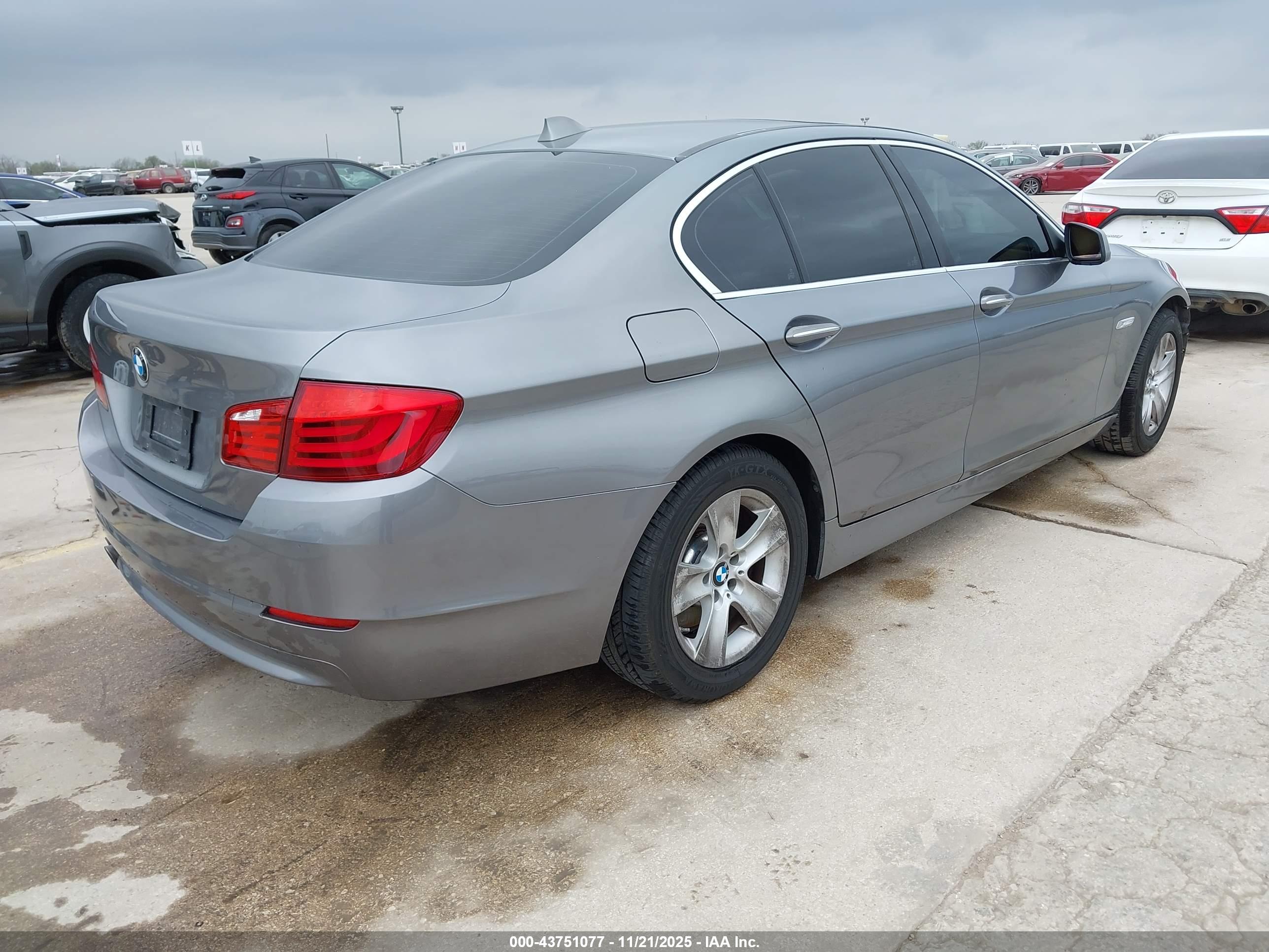 BMW 528I image 4