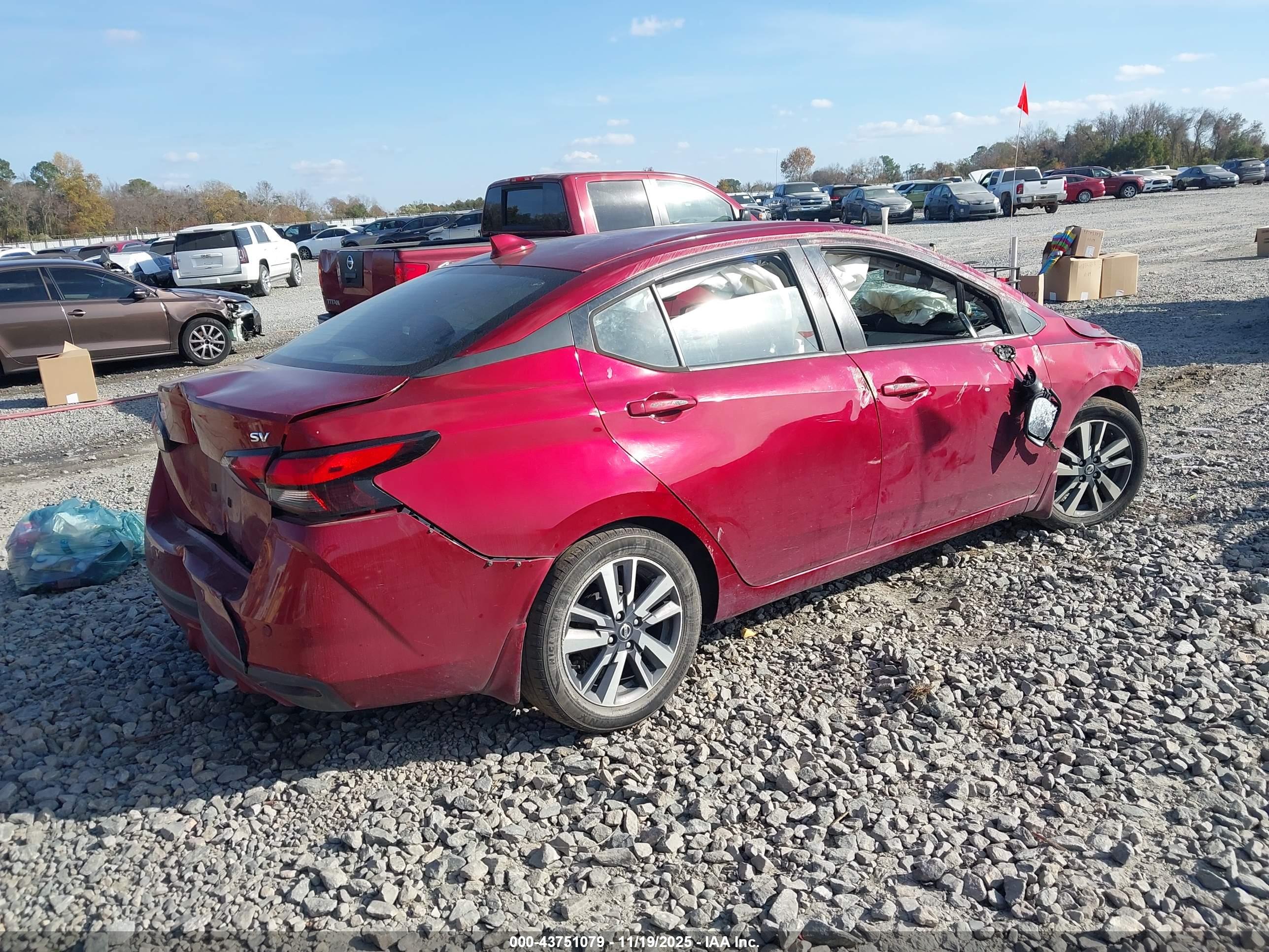 NISSAN VERSA image 4