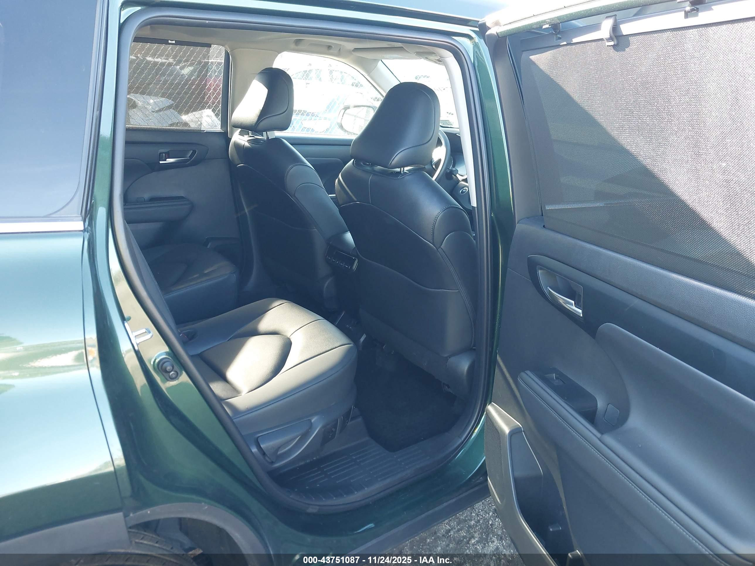 TOYOTA HIGHLANDER image 8