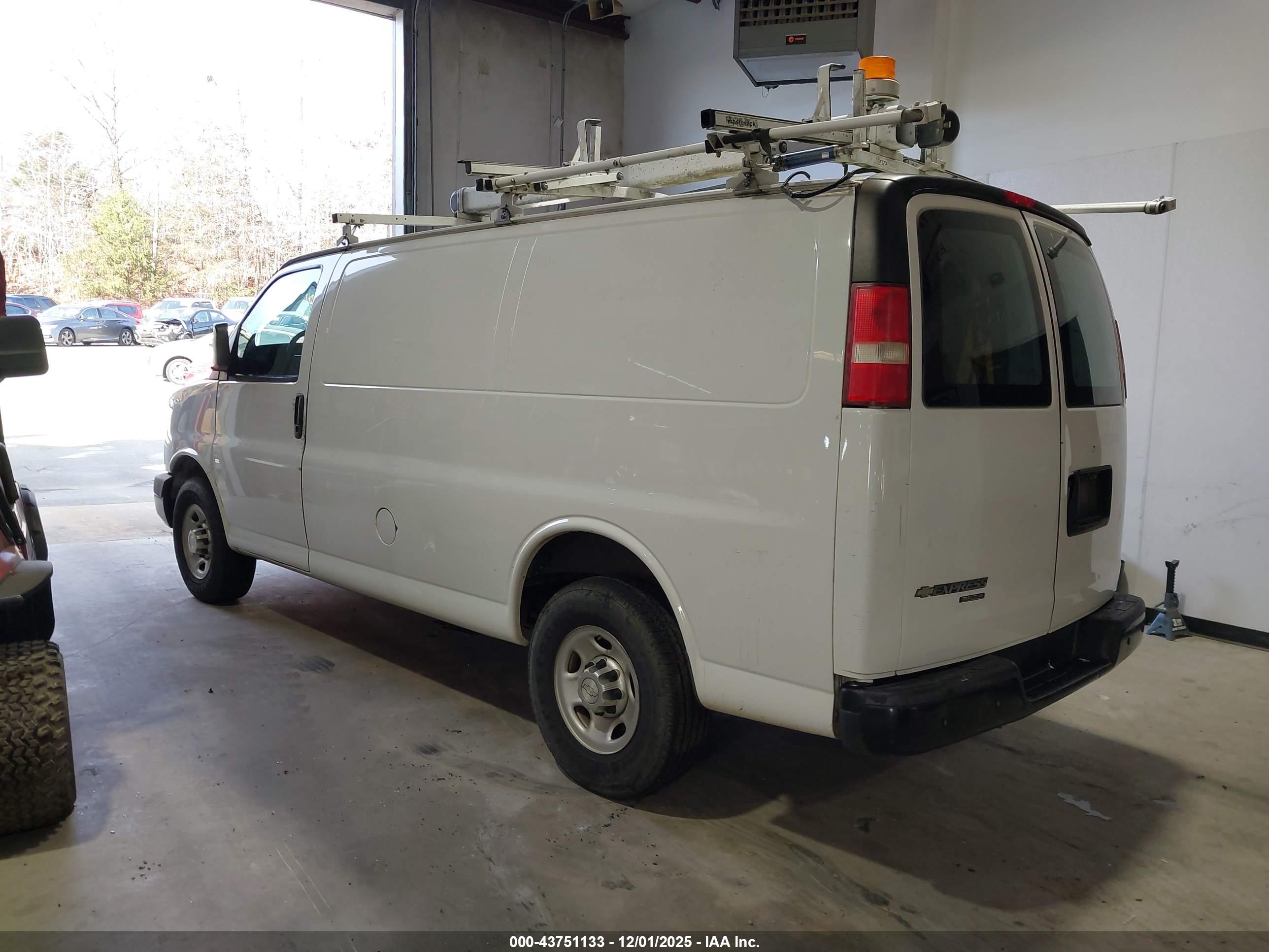 CHEVROLET EXPRESS image 3