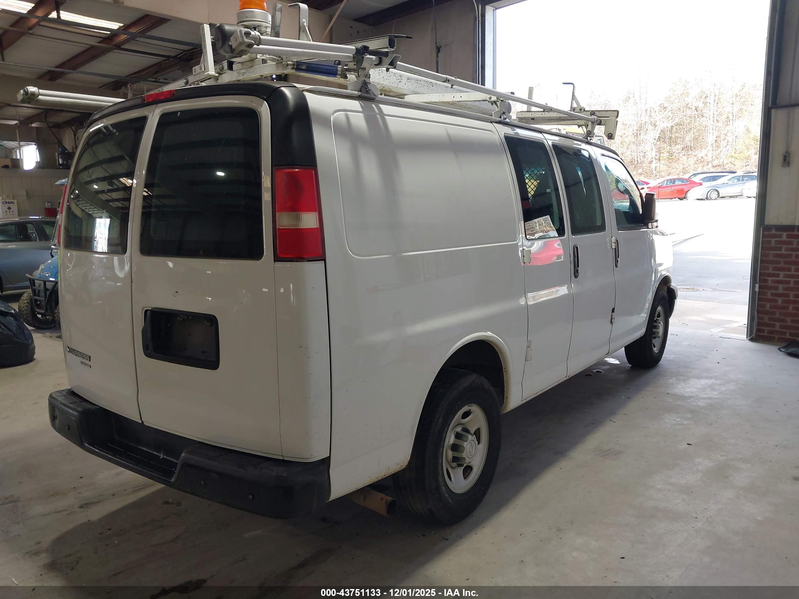 CHEVROLET EXPRESS image 4
