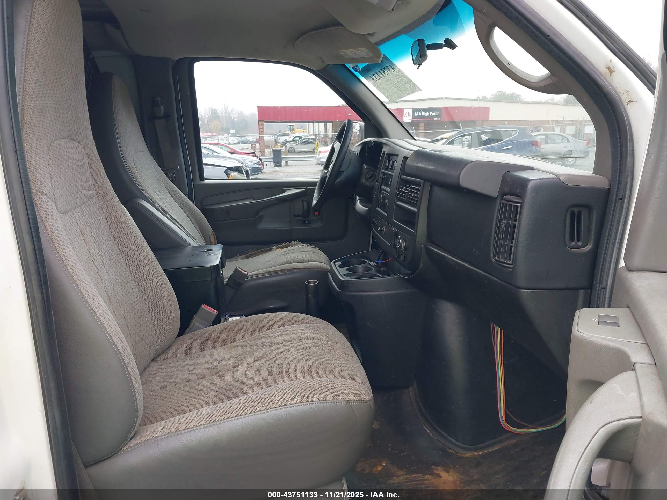 CHEVROLET EXPRESS image 5