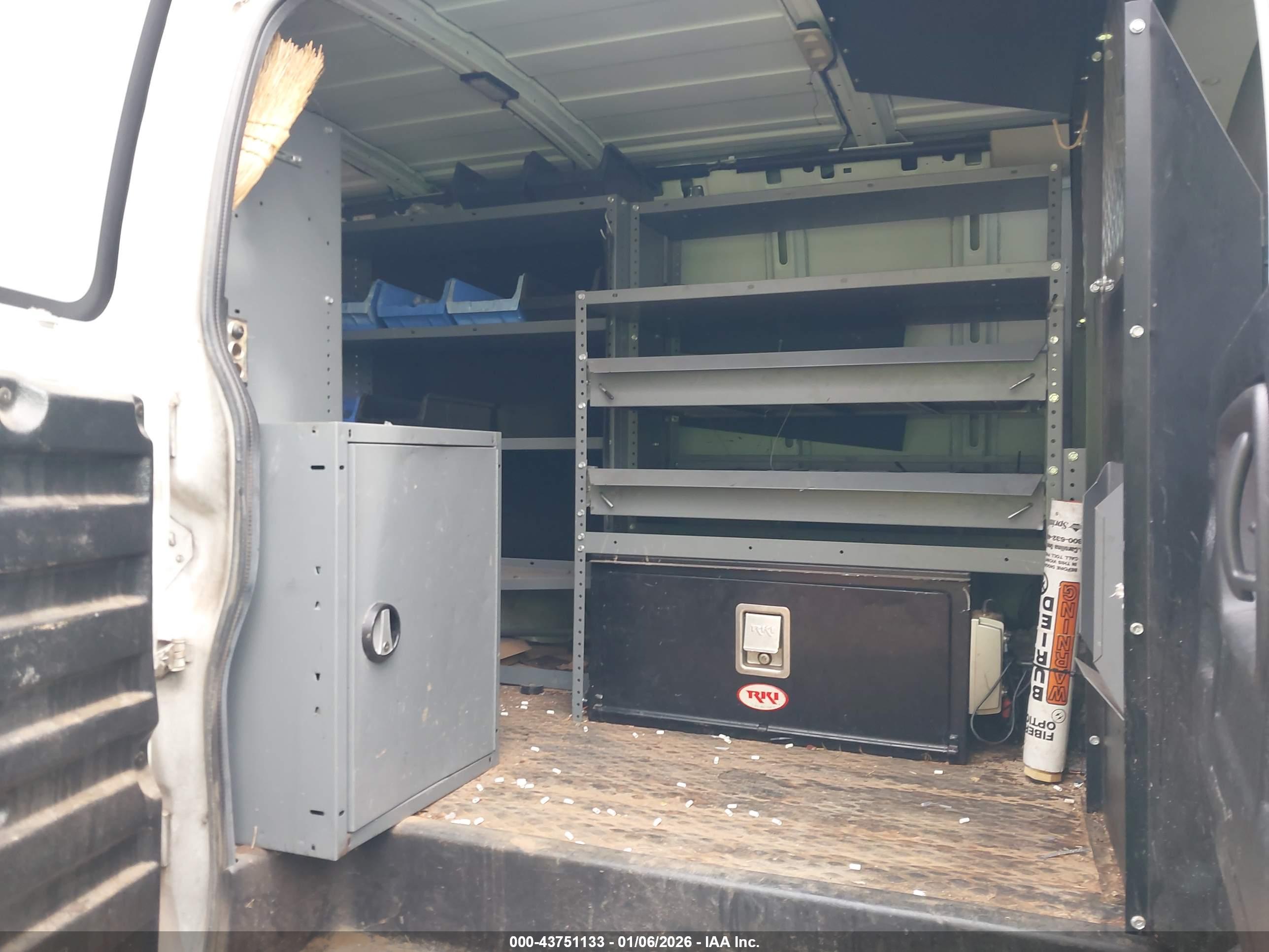 CHEVROLET EXPRESS image 8