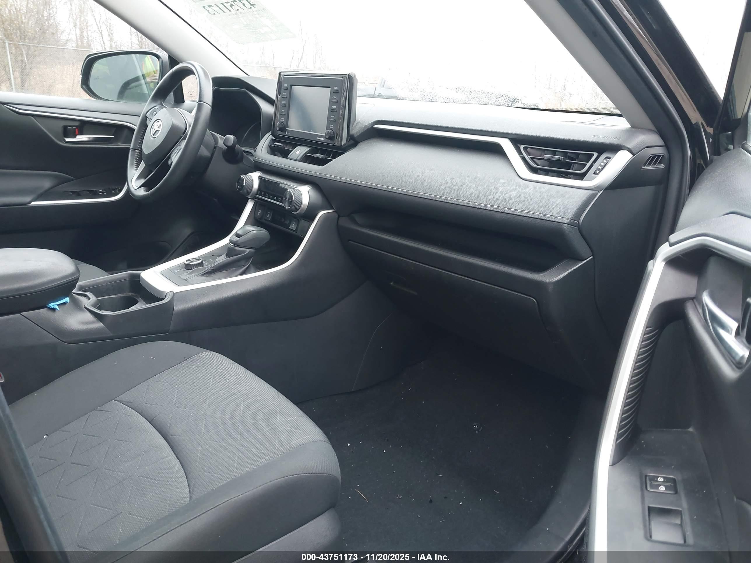 TOYOTA RAV4 image 5