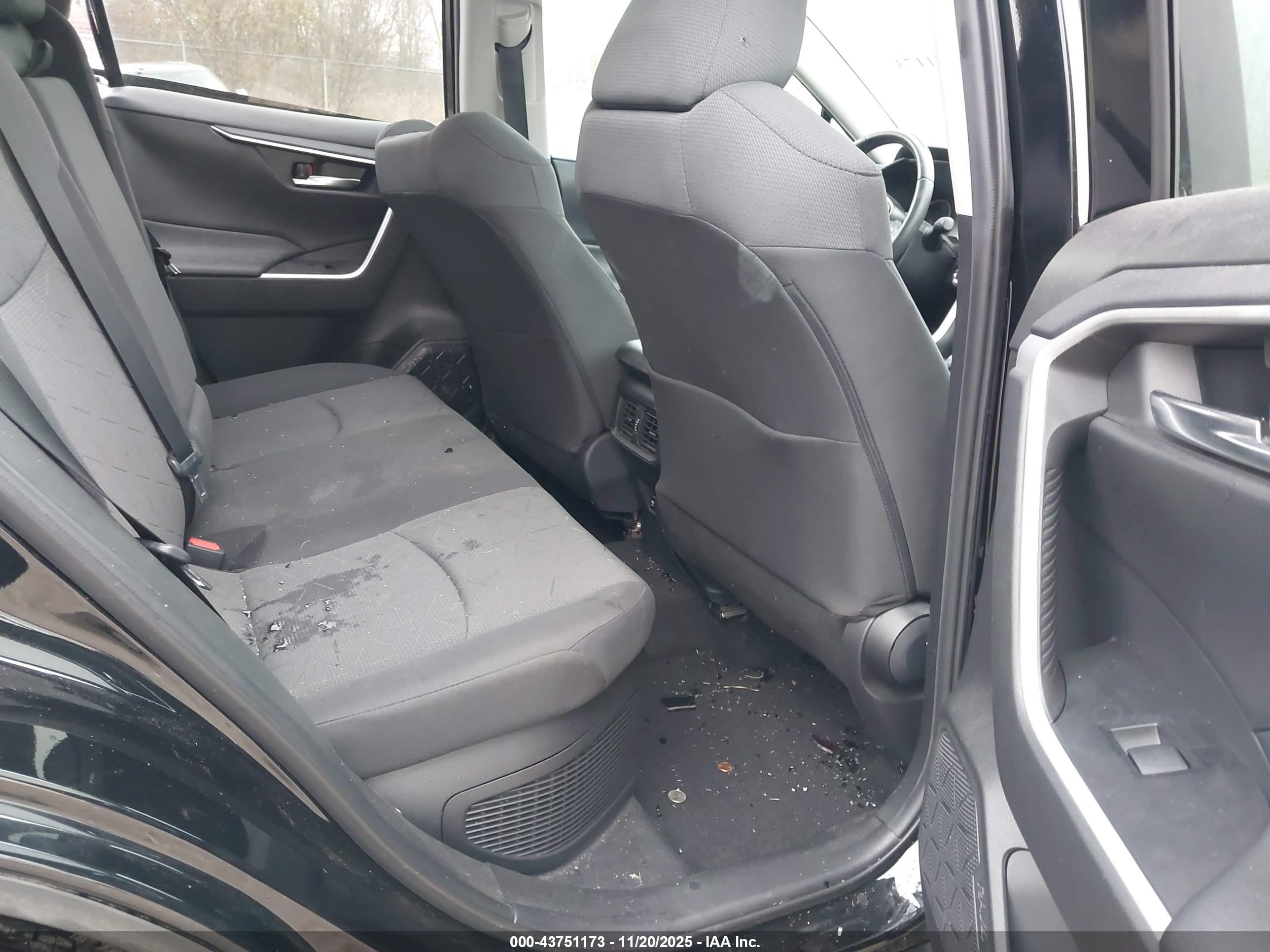 TOYOTA RAV4 image 8