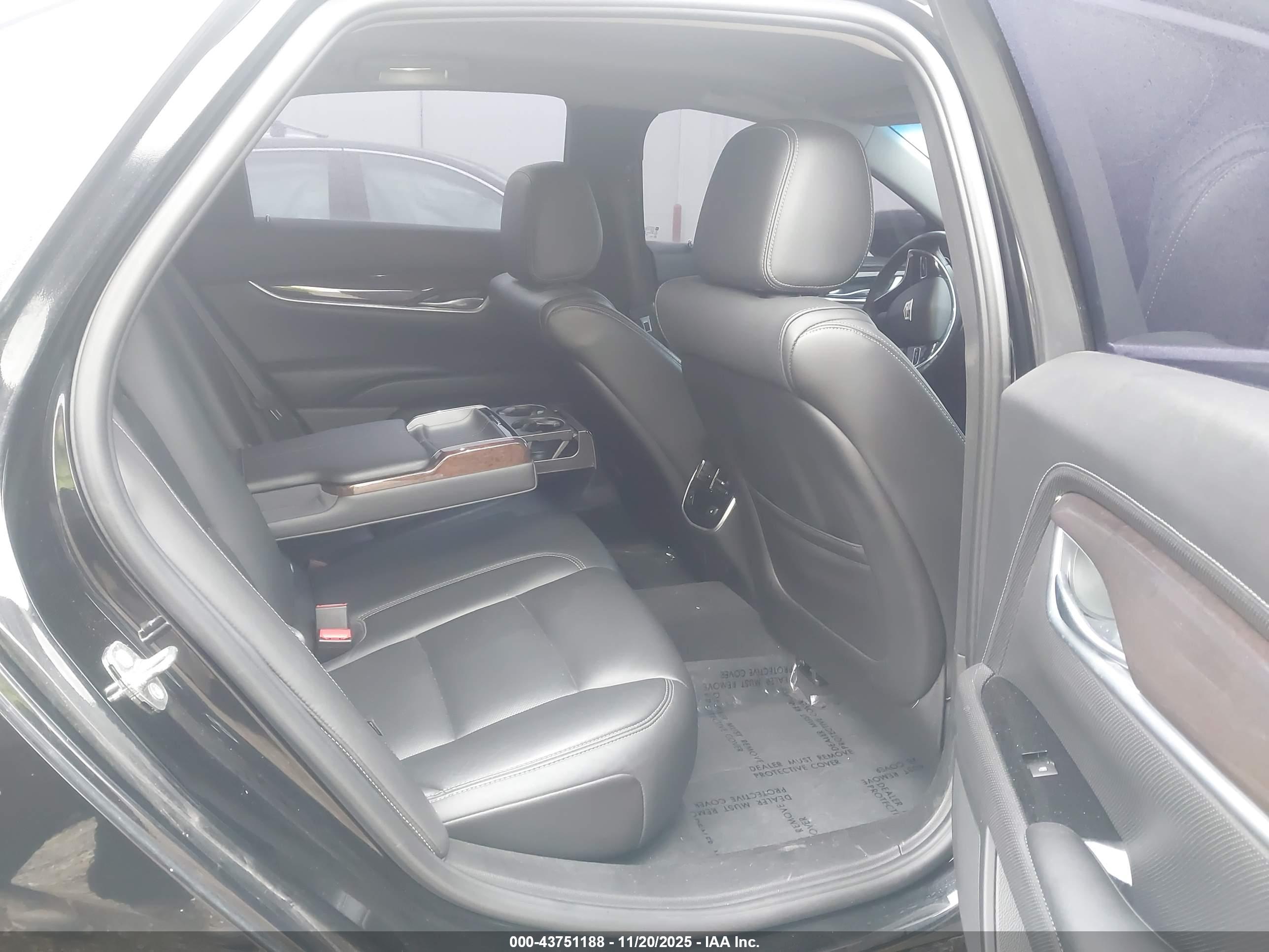 CADILLAC XTS image 8