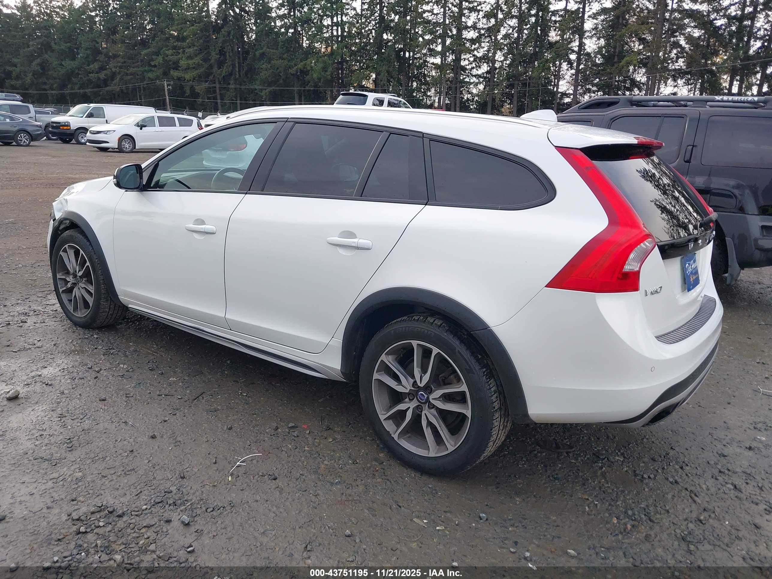 VOLVO V60 image 3