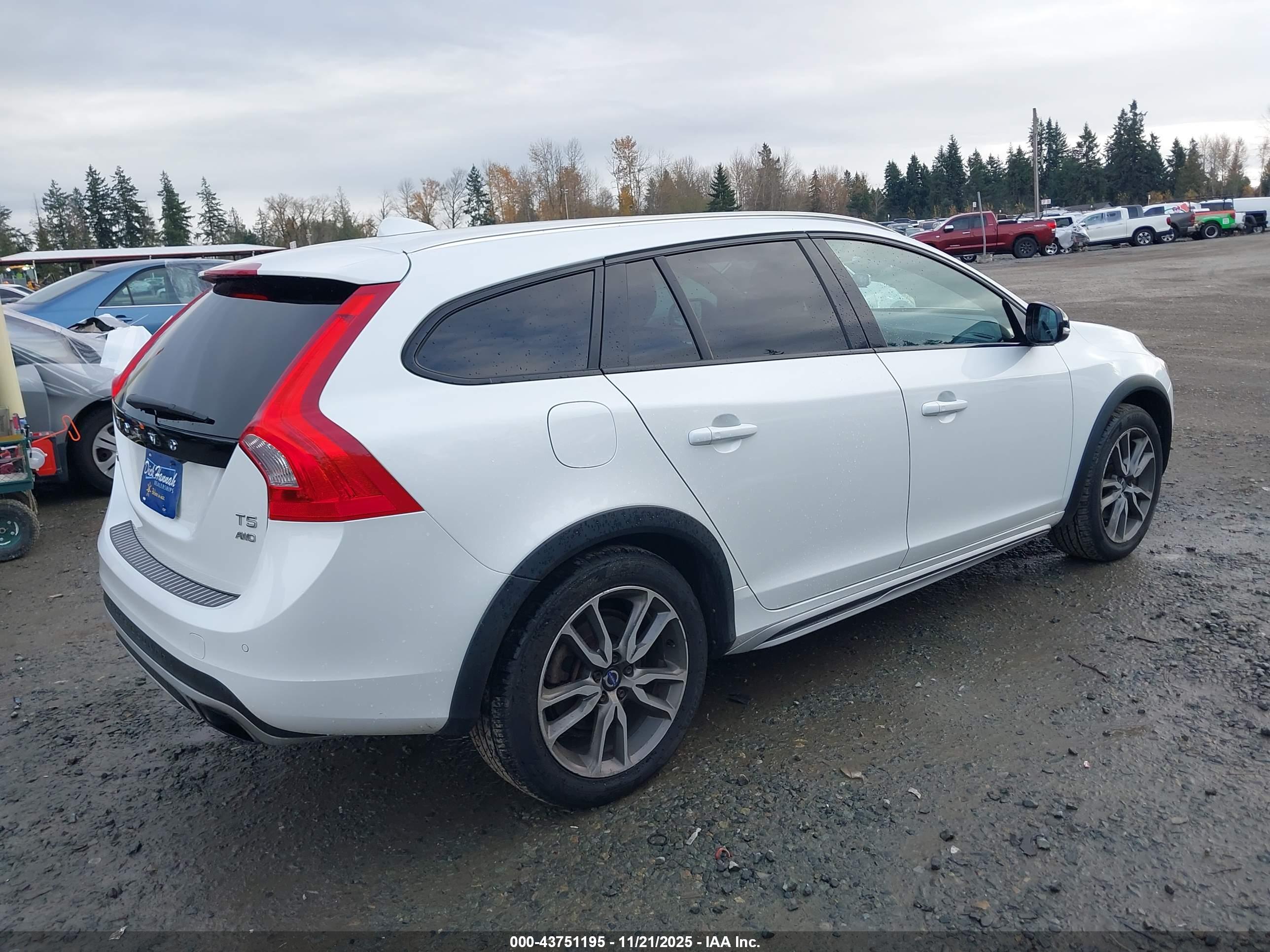 VOLVO V60 image 4