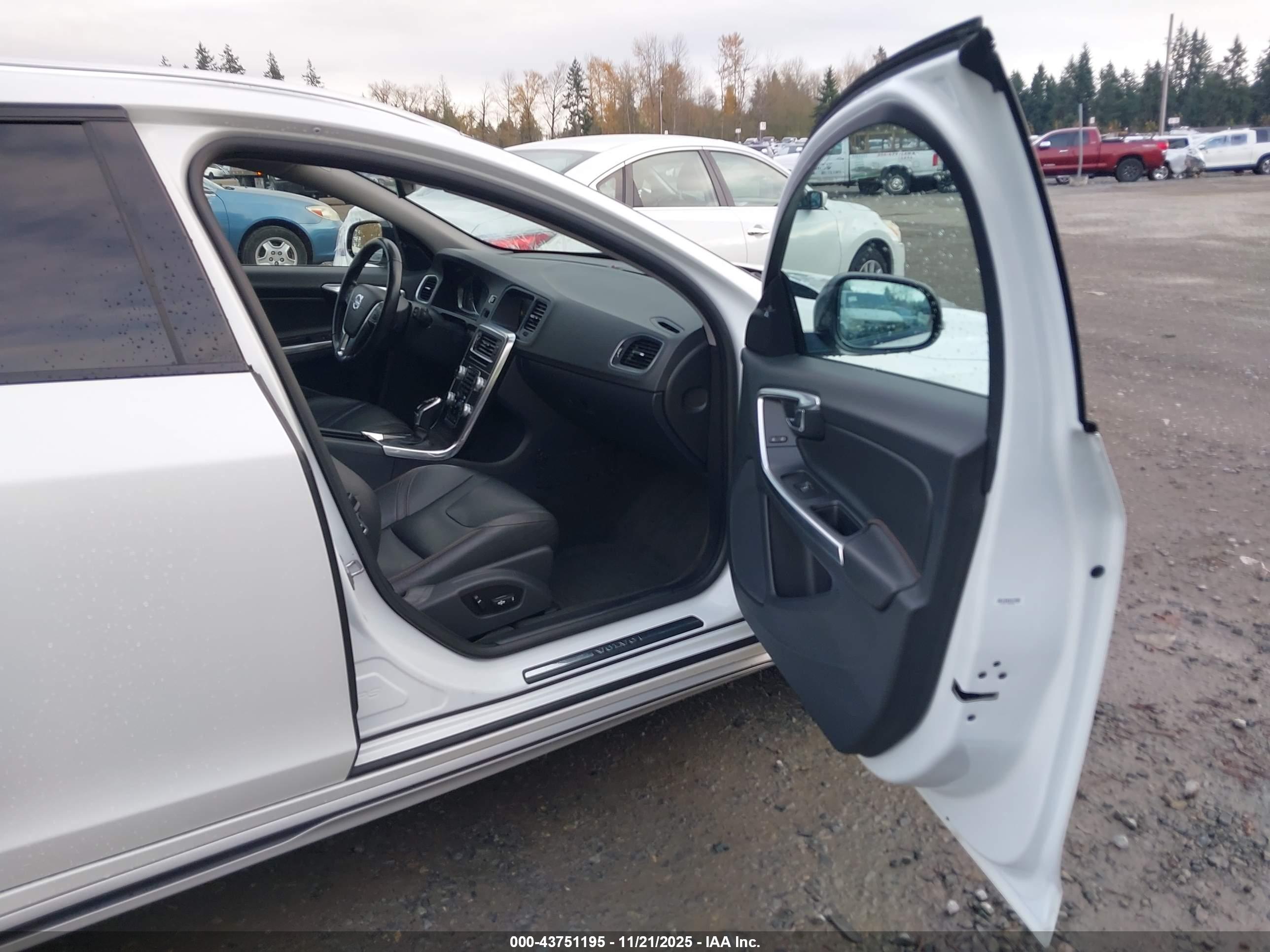 VOLVO V60 image 5