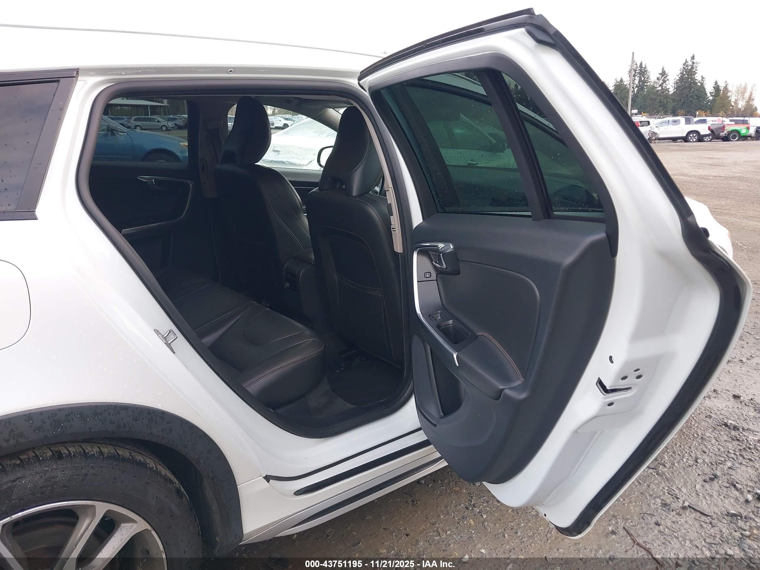 VOLVO V60 image 8