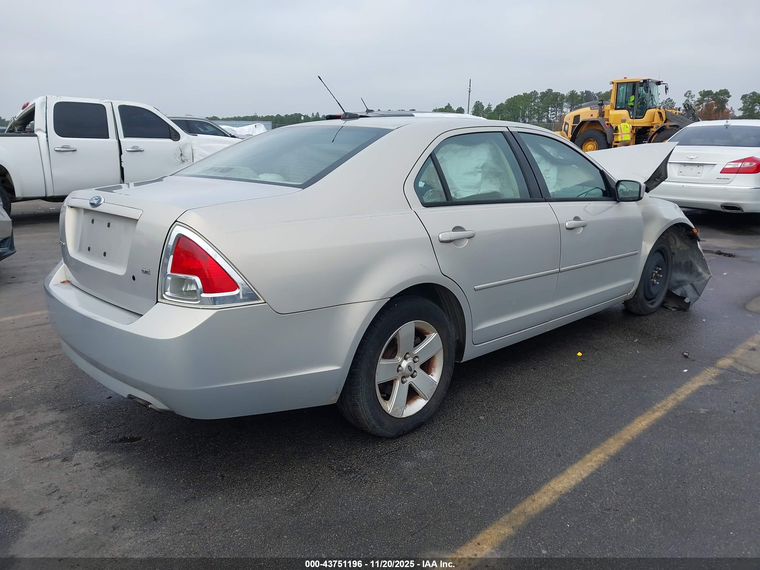 FORD FUSION image 4