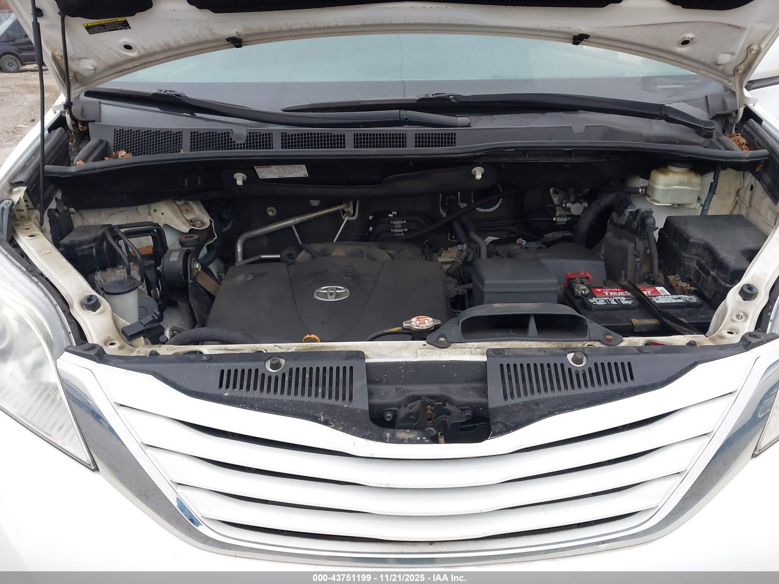 TOYOTA SIENNA image 10
