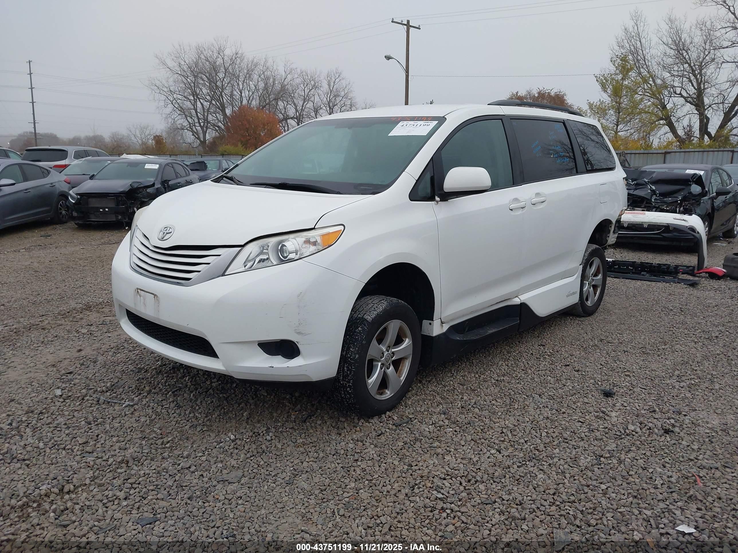 TOYOTA SIENNA image 2