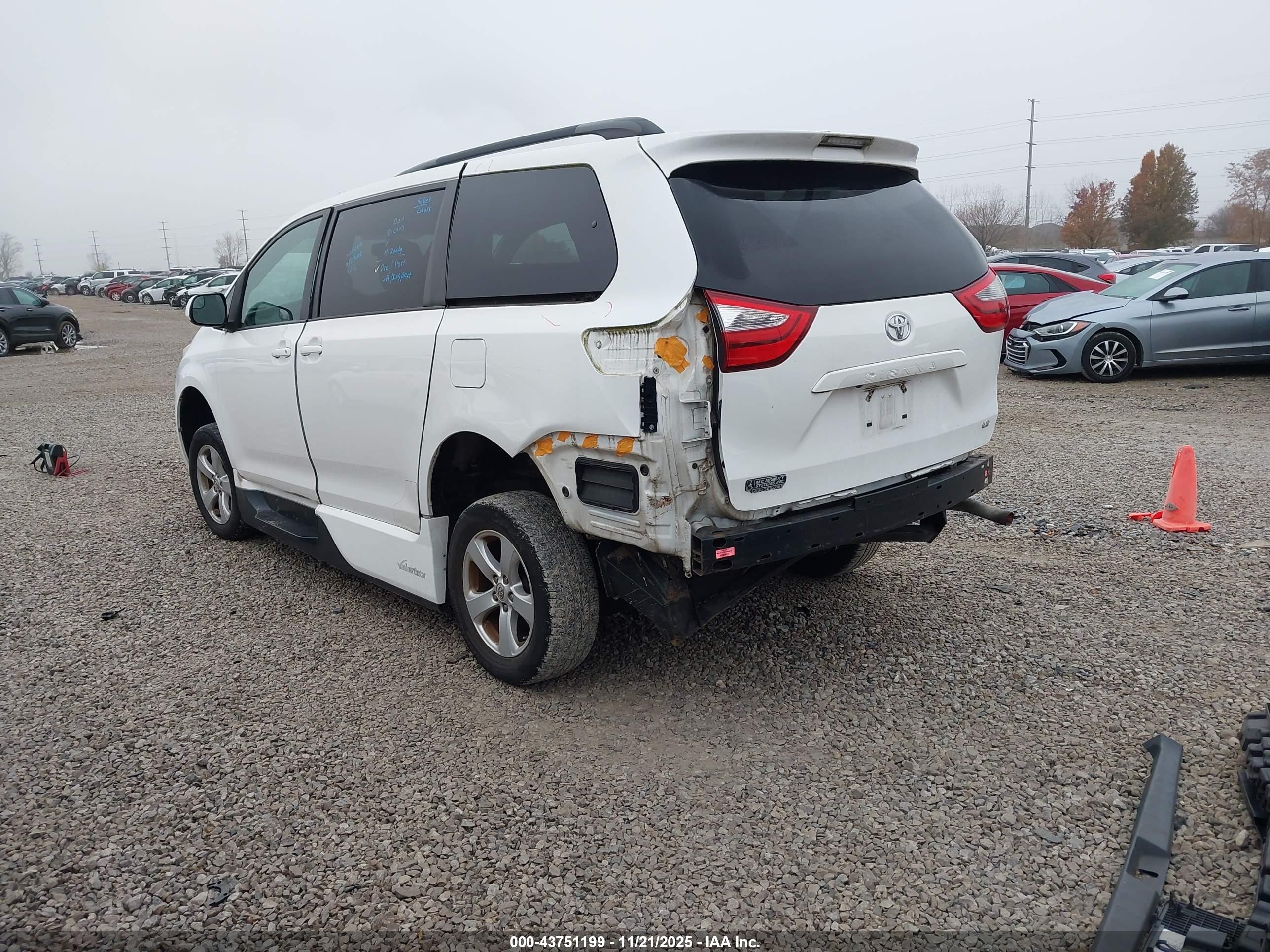TOYOTA SIENNA image 3