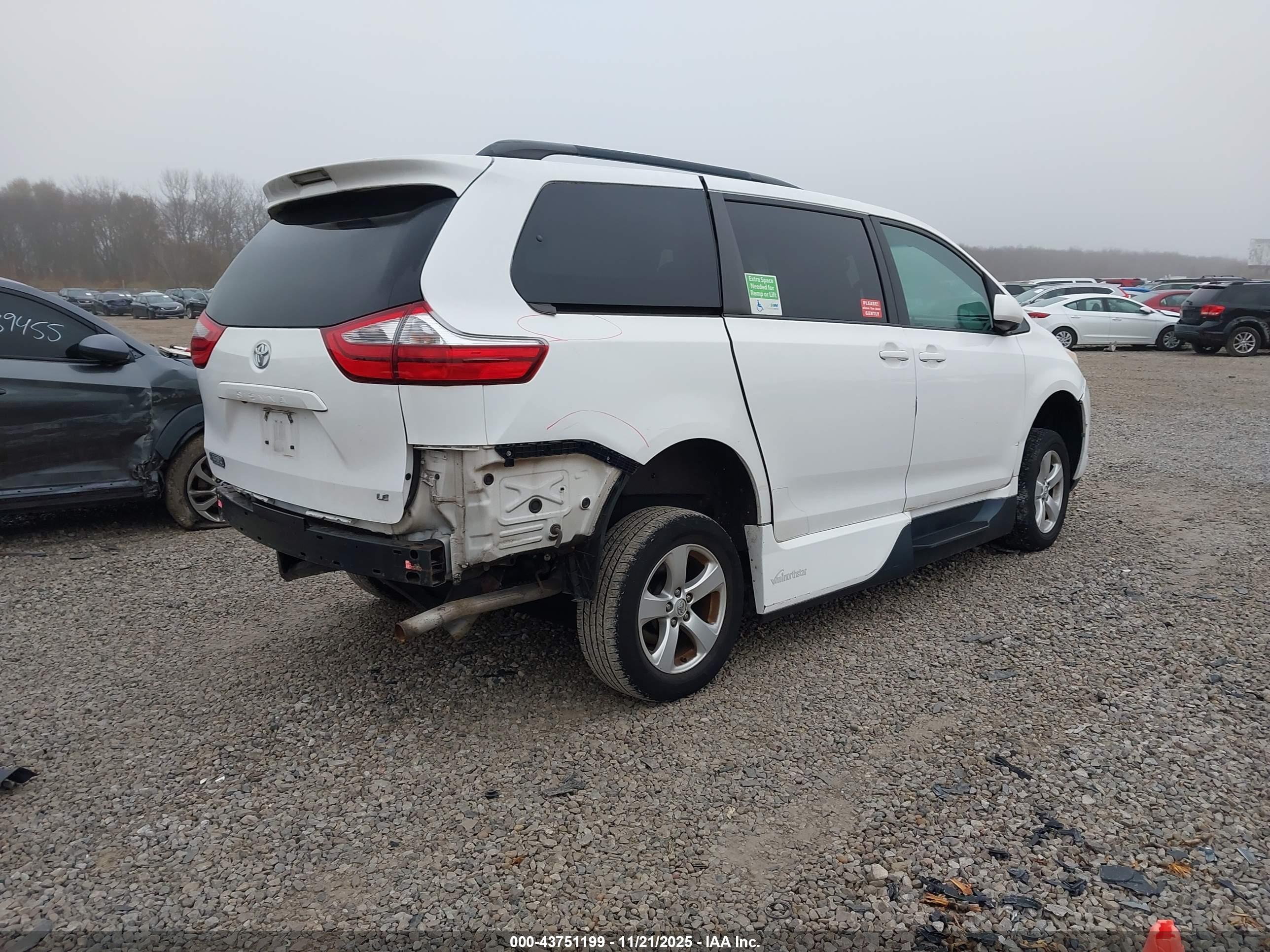 TOYOTA SIENNA image 4