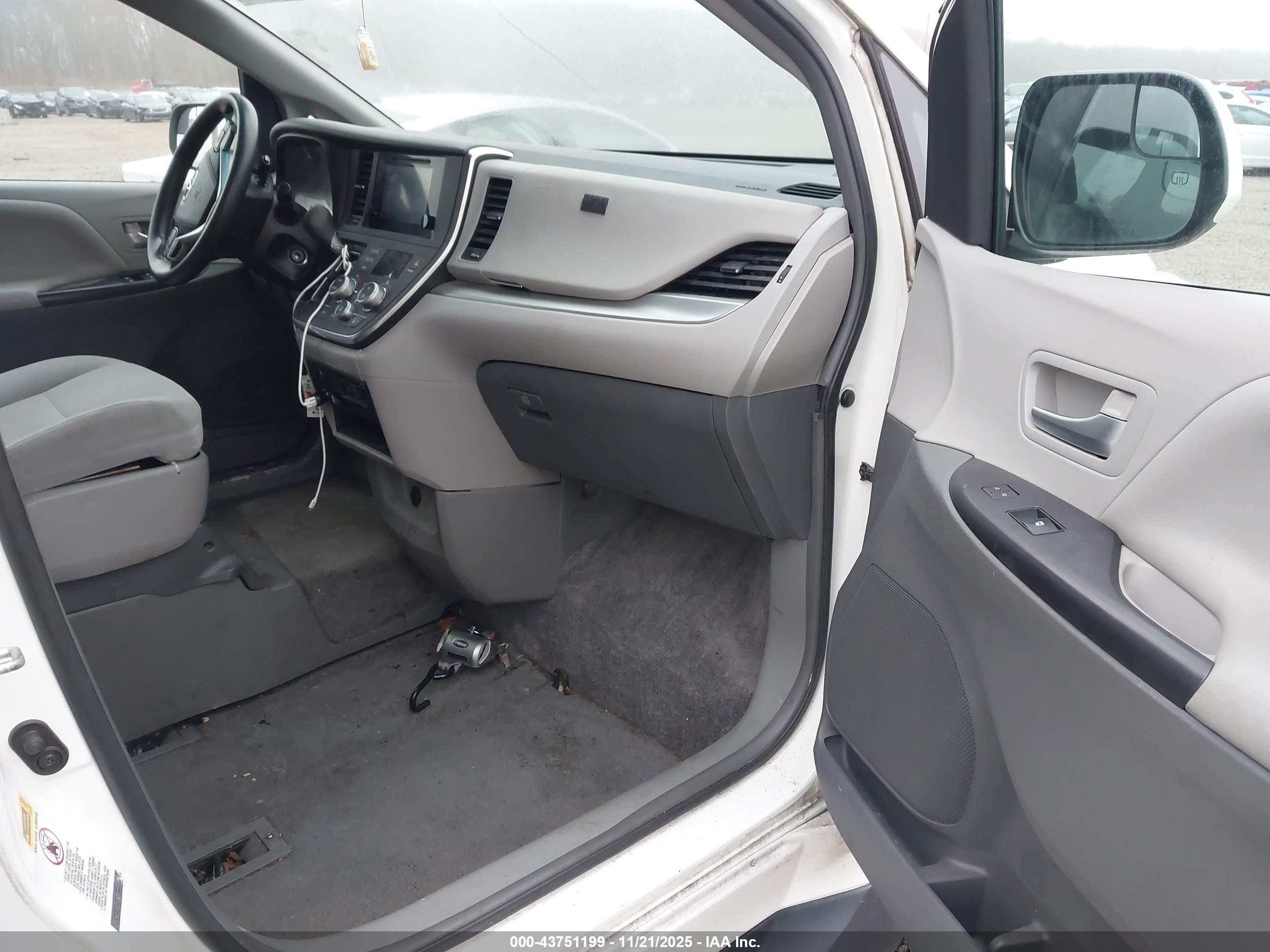 TOYOTA SIENNA image 5