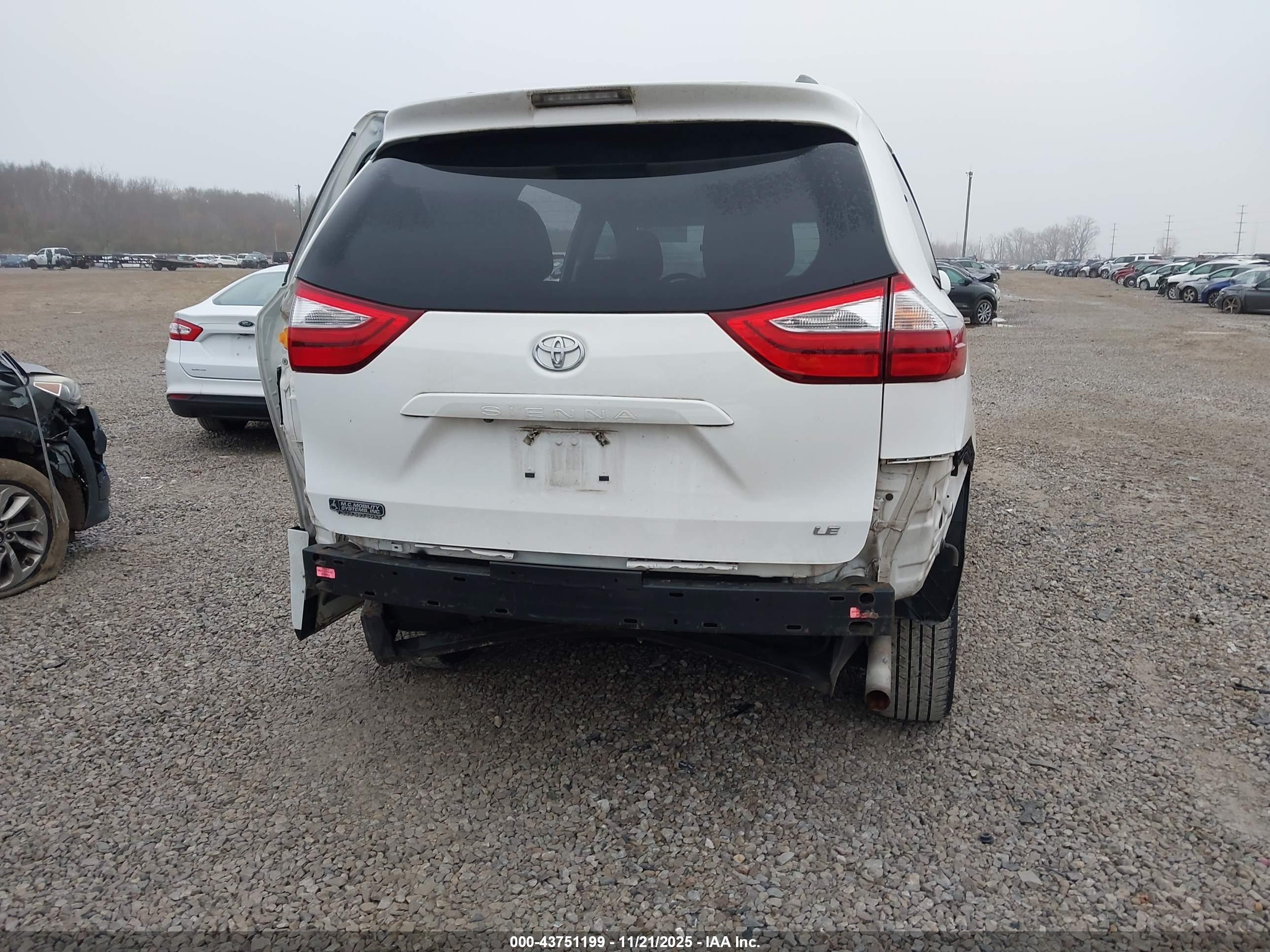 TOYOTA SIENNA image 6